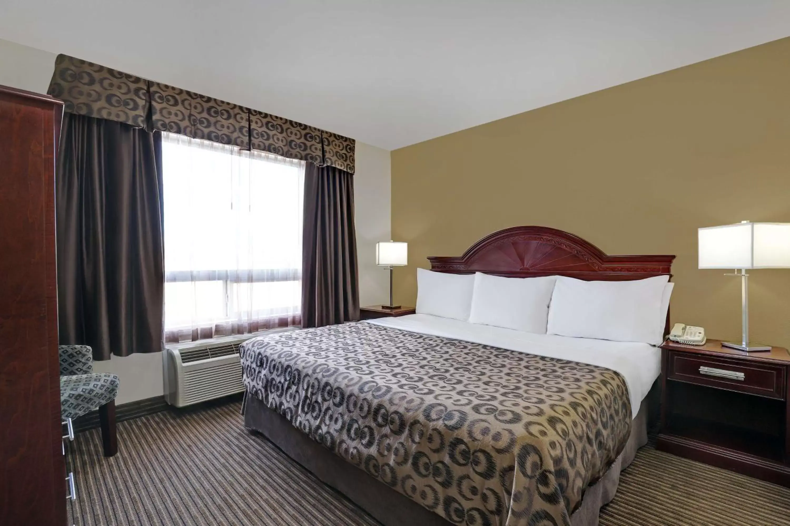 Photo of the whole room, Bed in SureStay Plus Hotel by Best Western Drumheller