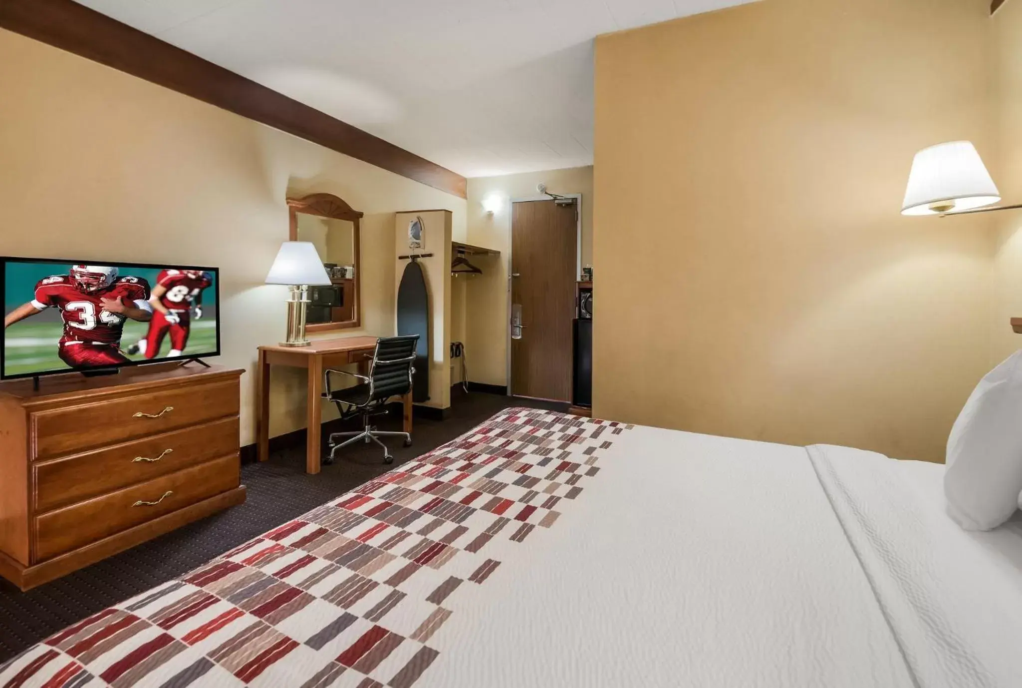 Photo of the whole room, Bed in Red Roof Inn and Suites Newark - University