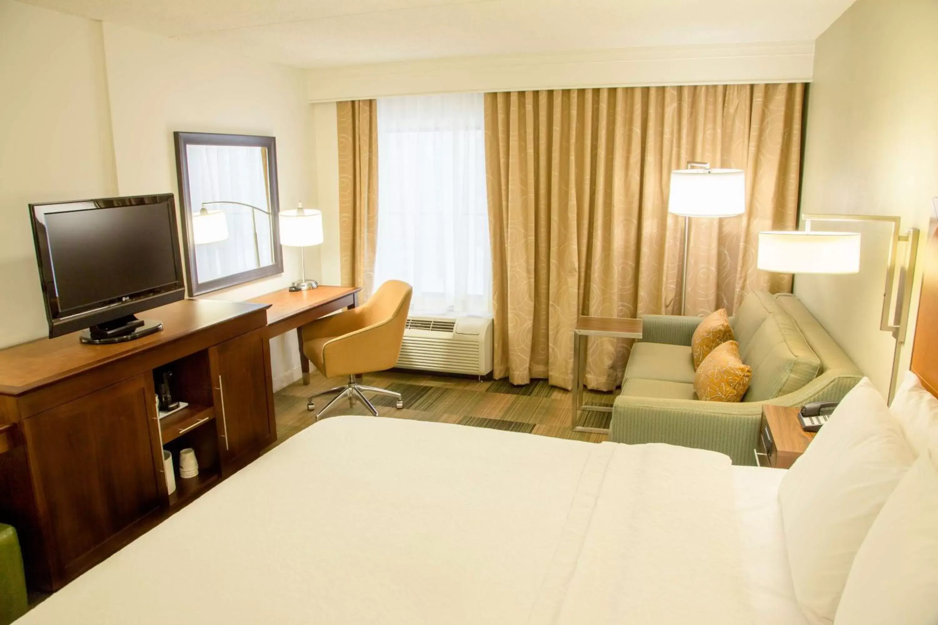 Bedroom, TV/Entertainment Center in Hampton Inn & Suites Albany-Downtown