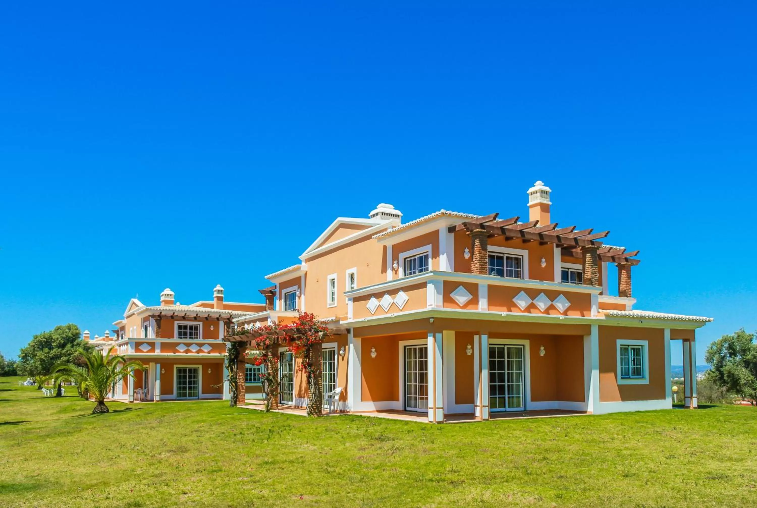 Property building in Colina da Lapa & Villas