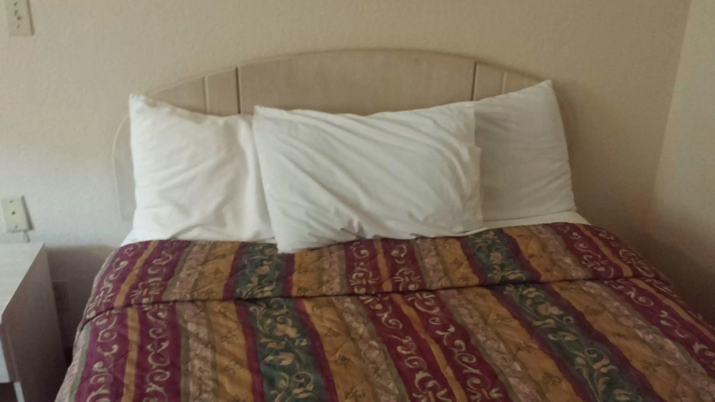 Bed in Americas Stay Inn-Leavenworth