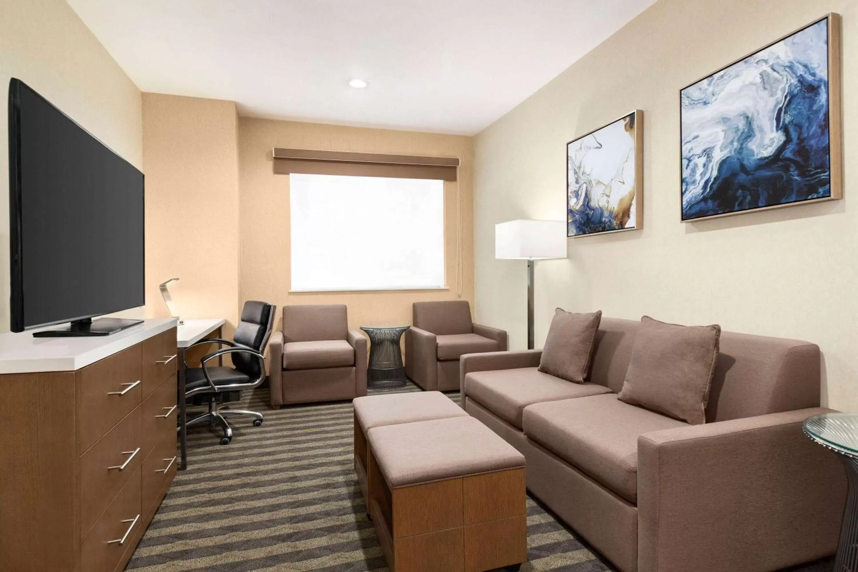 Bed, Seating Area in Wyndham Anaheim