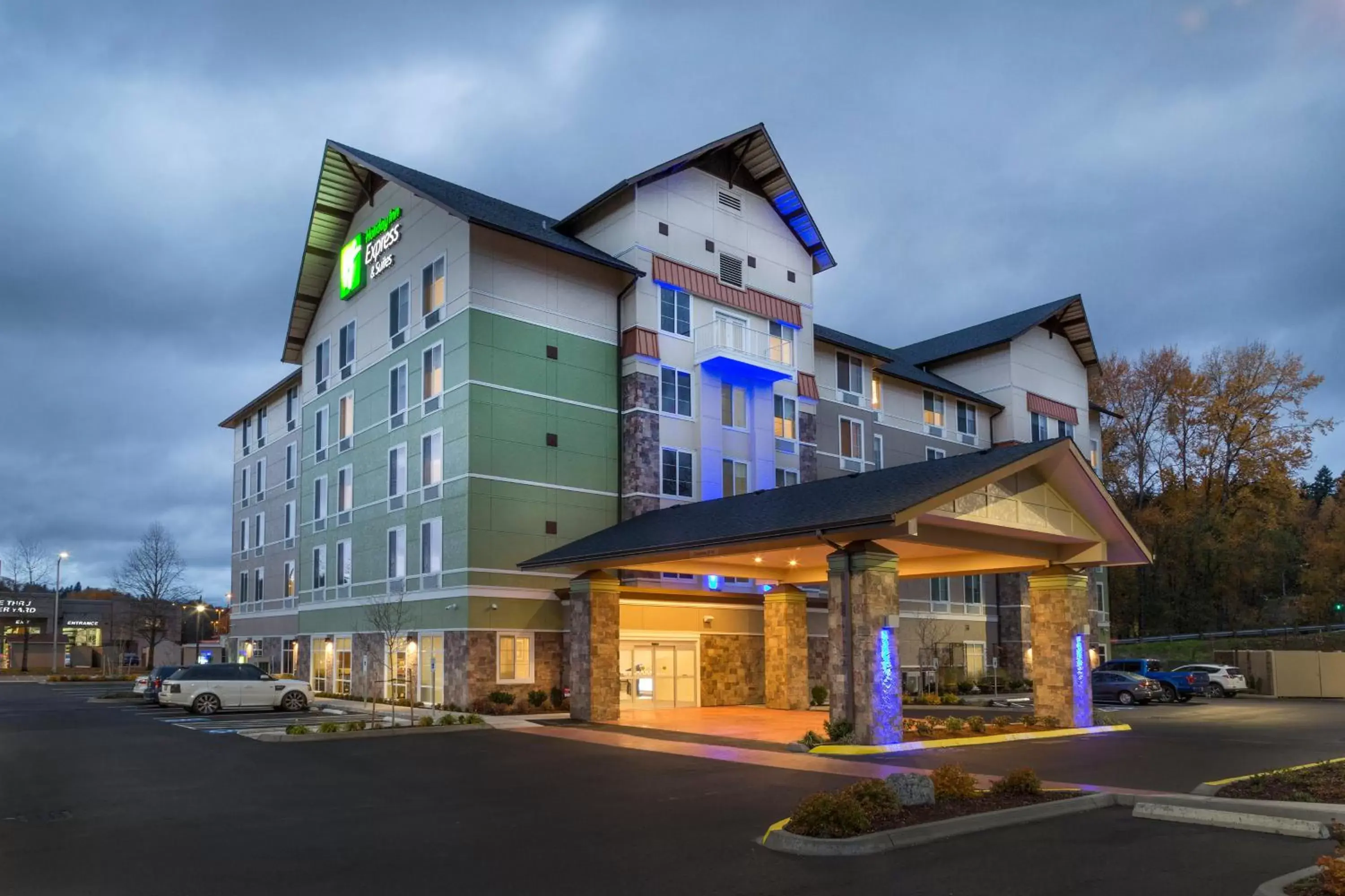 Property Building in Holiday Inn Express & Suites - Seattle South - Tukwila, an IHG Hotel