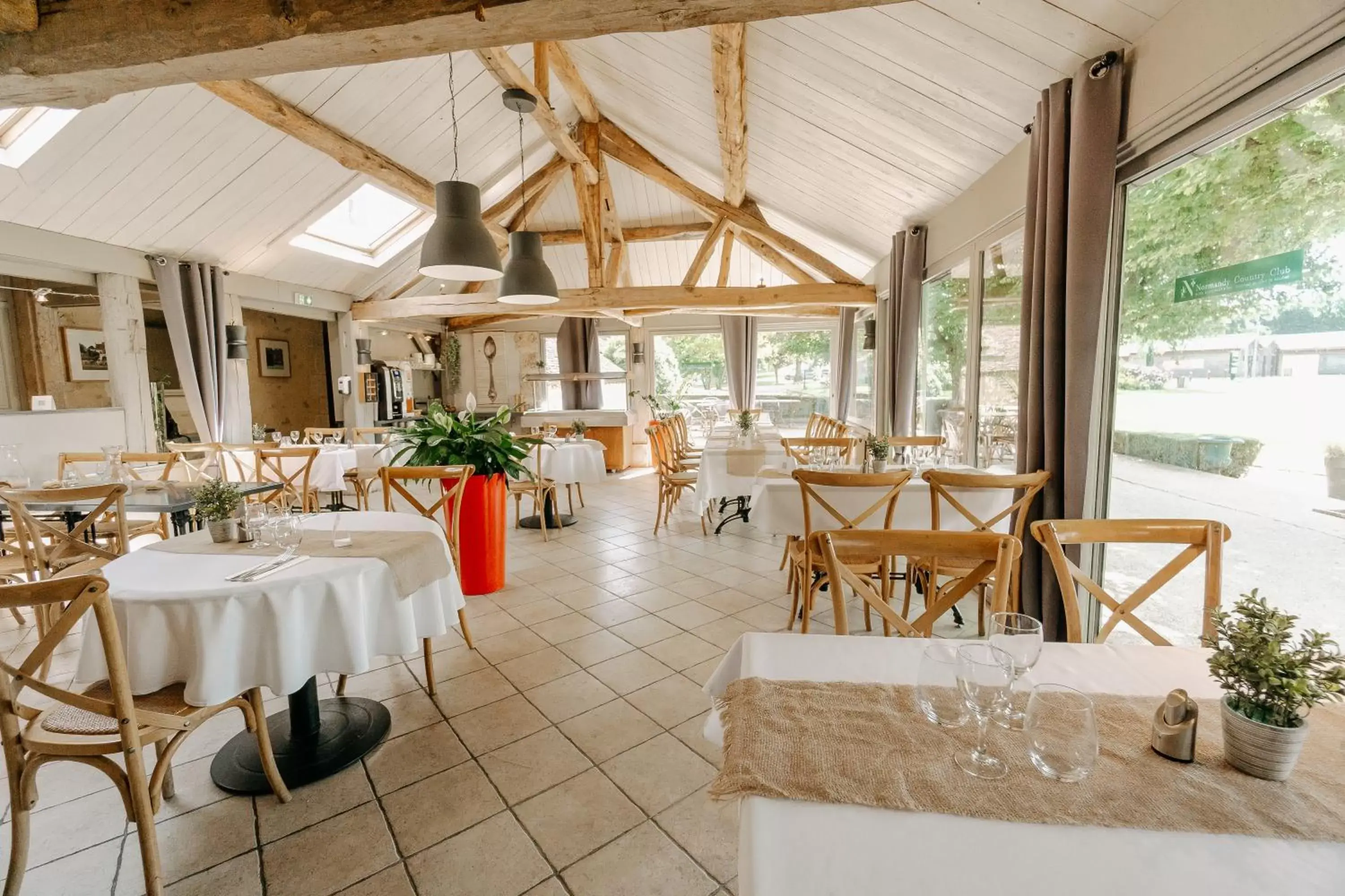 Restaurant/Places to Eat in Hôtel Résidence Normandy Country Club by Popinns