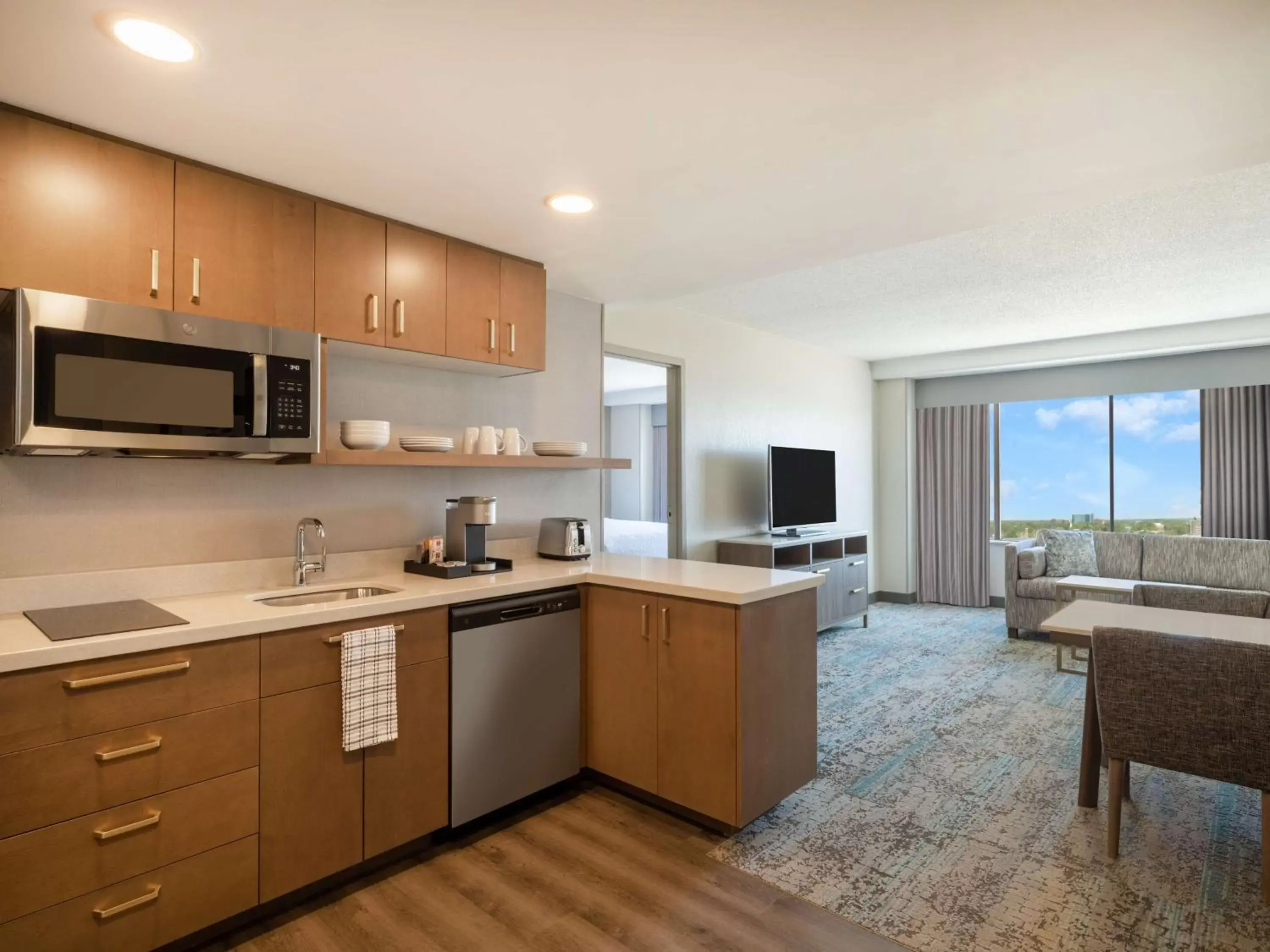 Living room, Kitchen/Kitchenette in Homewood Suites By Hilton Toledo Downtown