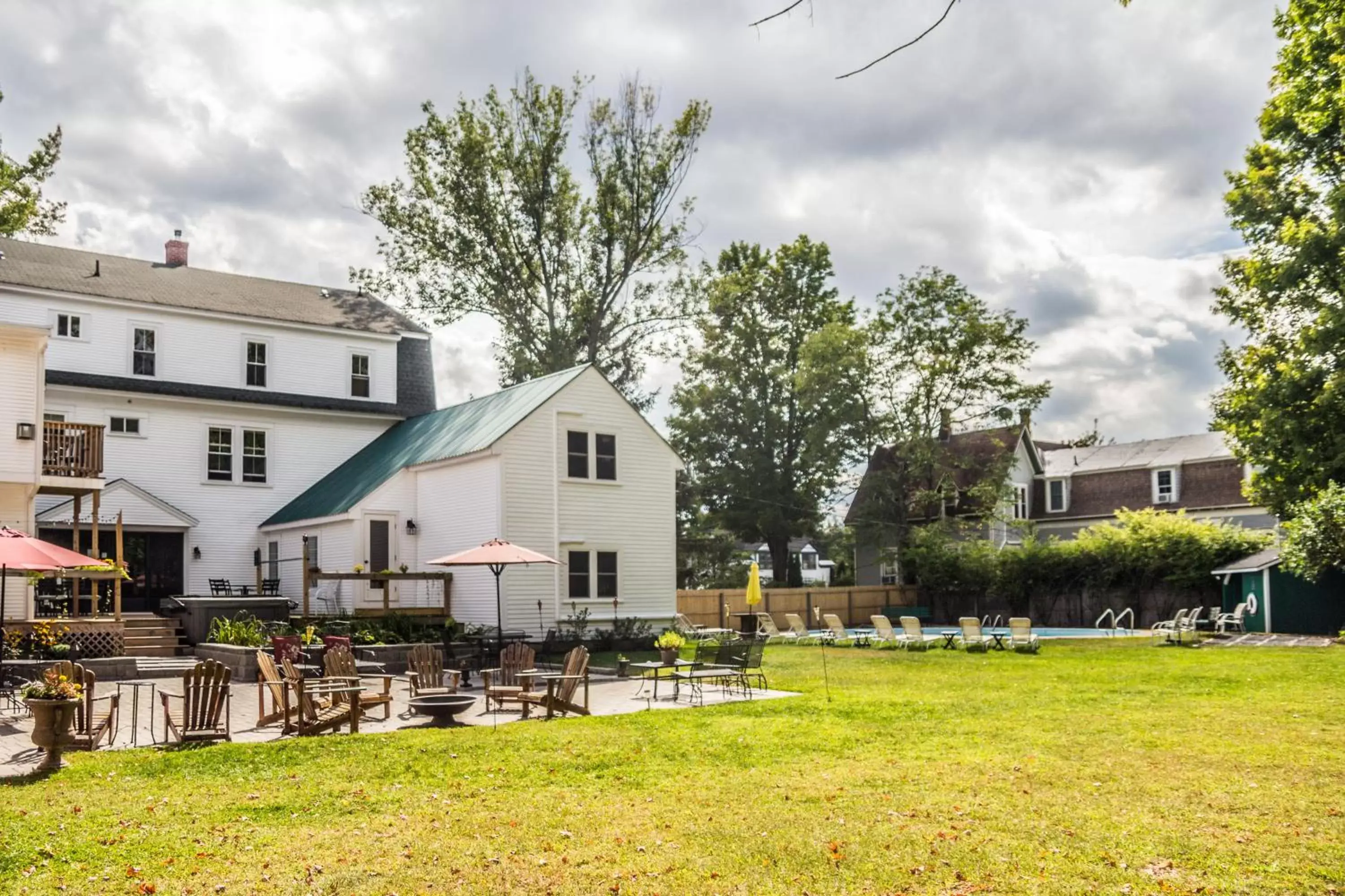 Patio, Property Building in Cranmore Inn and Suites, a North Conway boutique hotel