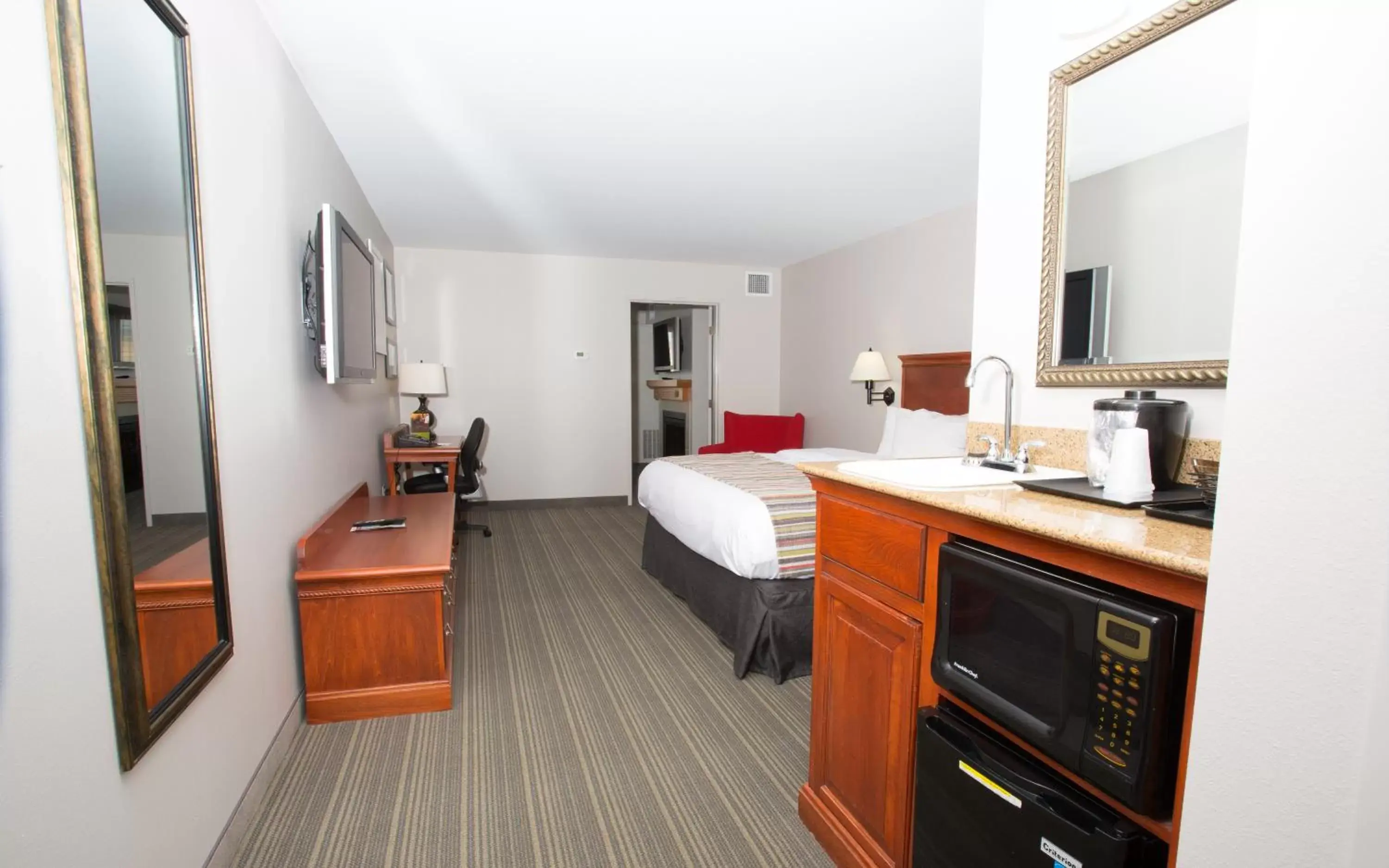 King Suite with Whirlpool - Disability Access/Non-Smoking in Country Inn & Suites by Radisson, Grand Forks, ND