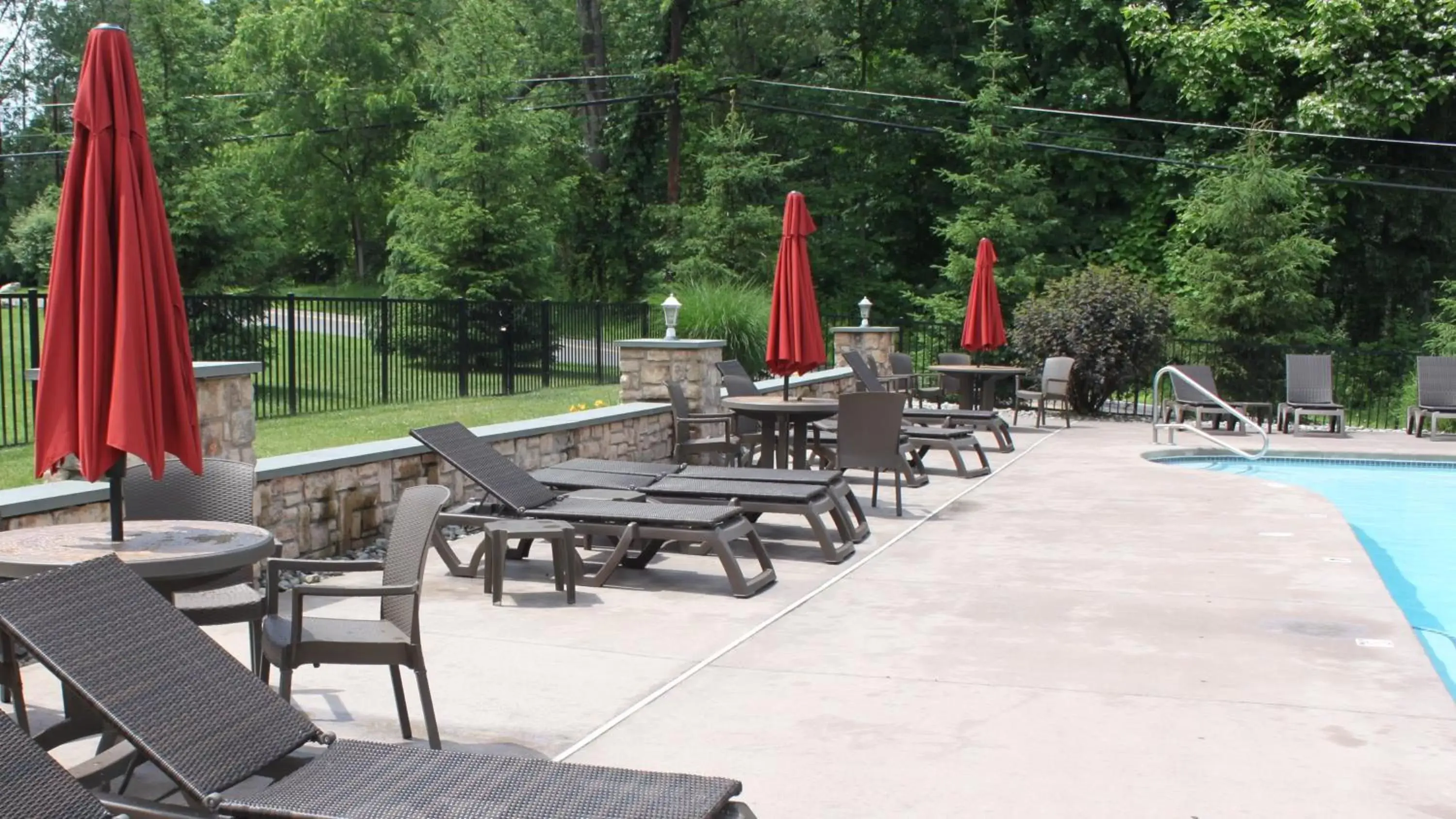 Patio, Swimming Pool in Woodfield Manor - A Sundance Vacations Property