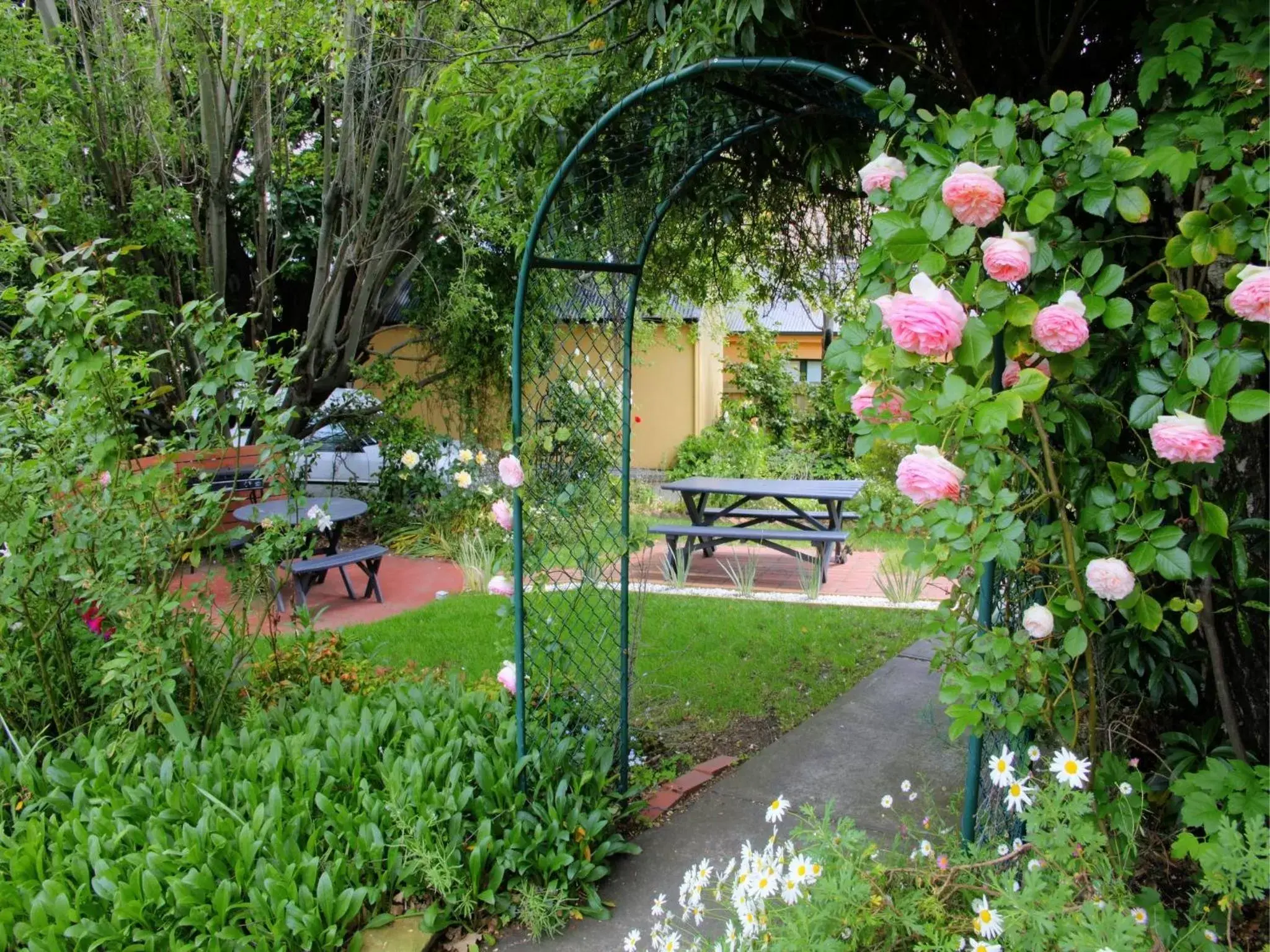 BBQ facilities, Garden in Graham Apartments