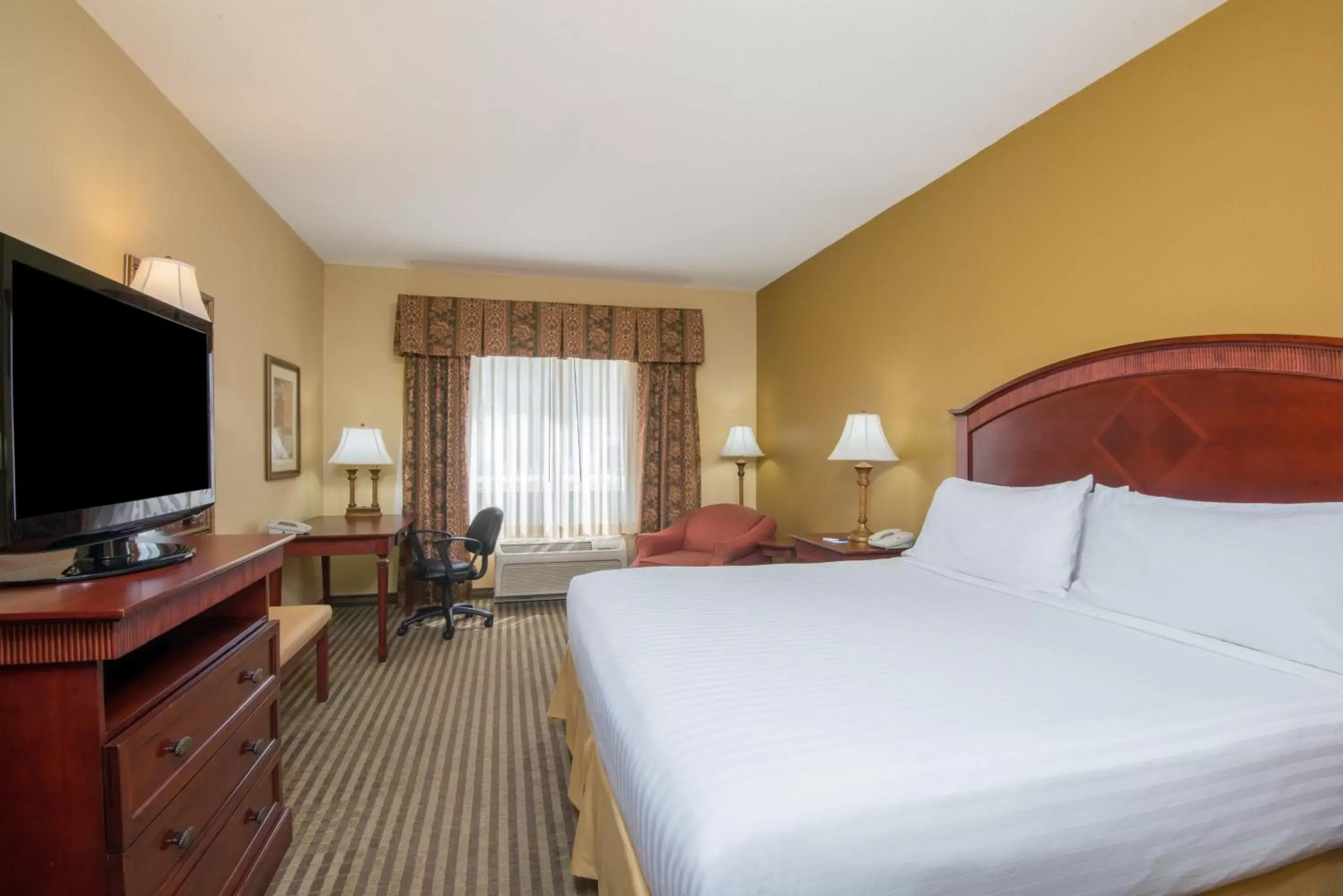 Photo of the whole room, Bed in Holiday Inn Express Enid-Highway 412, an IHG Hotel