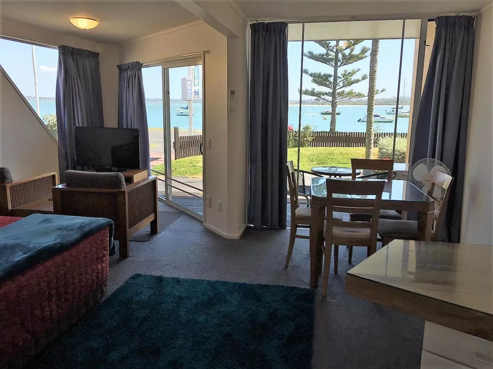 Seating Area in Bucklands Beach Waterfront Motel