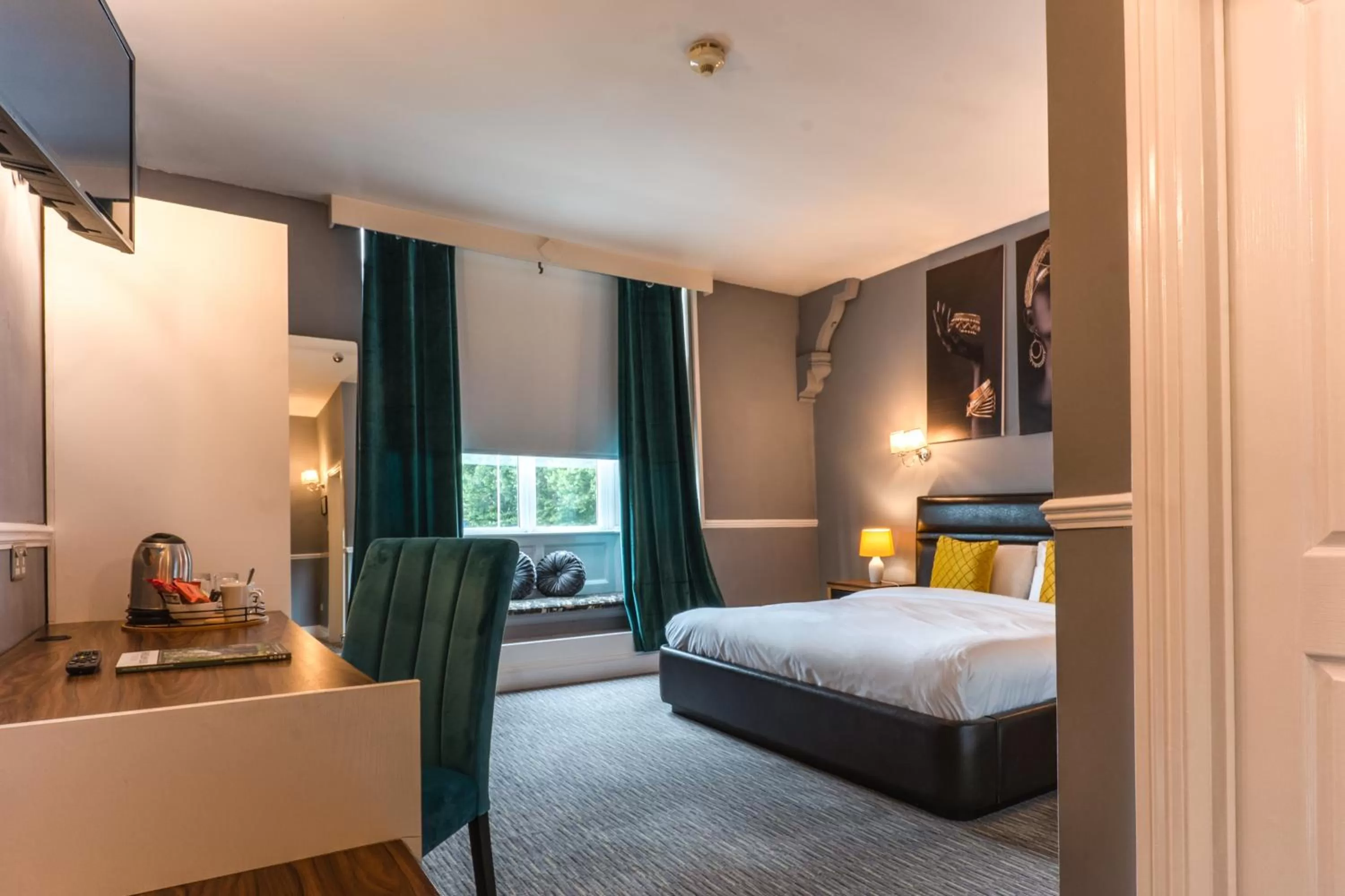 Photo of the whole room, Bed in Plough Hotel