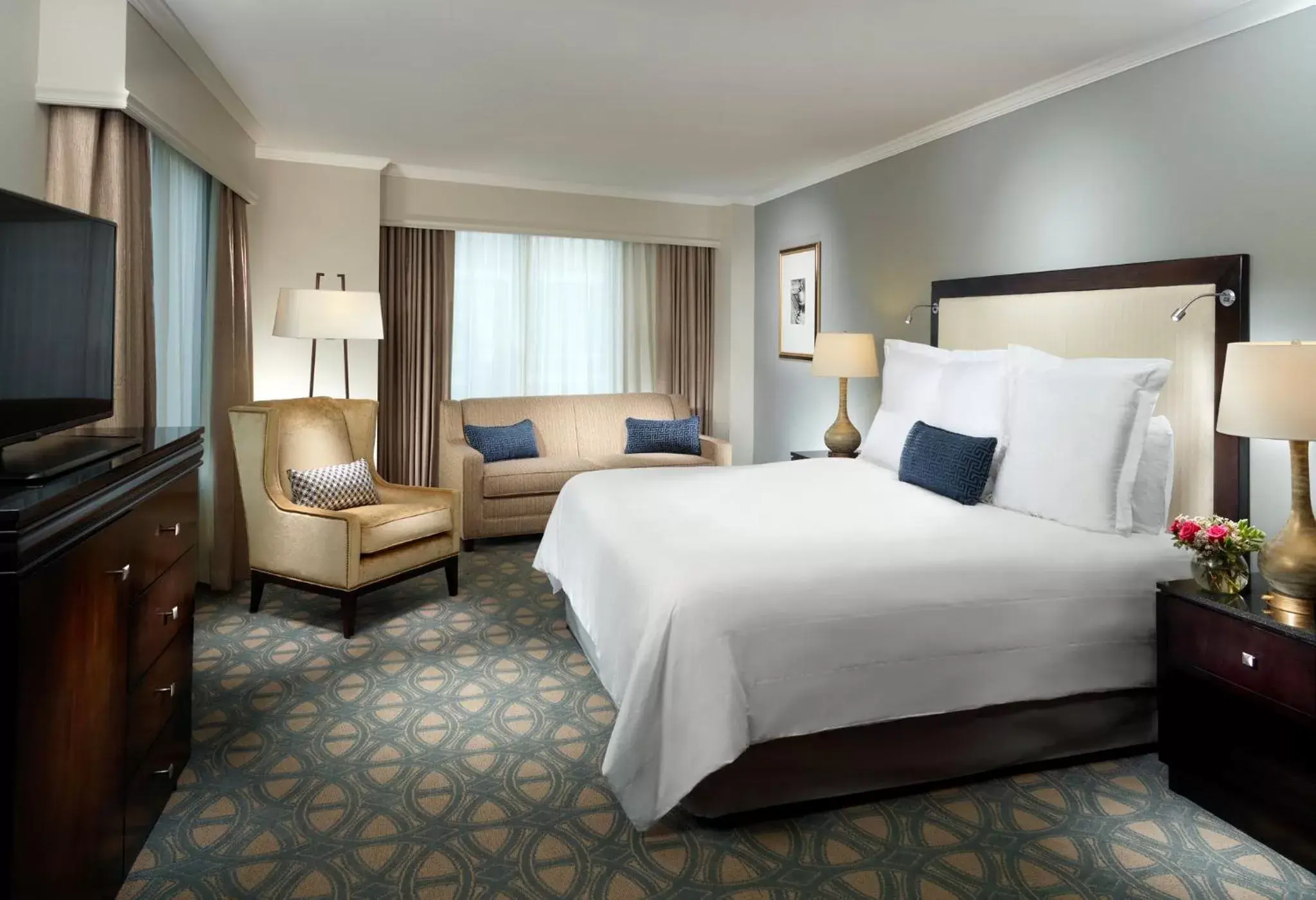 Photo of the whole room in Omni Riverfront New Orleans