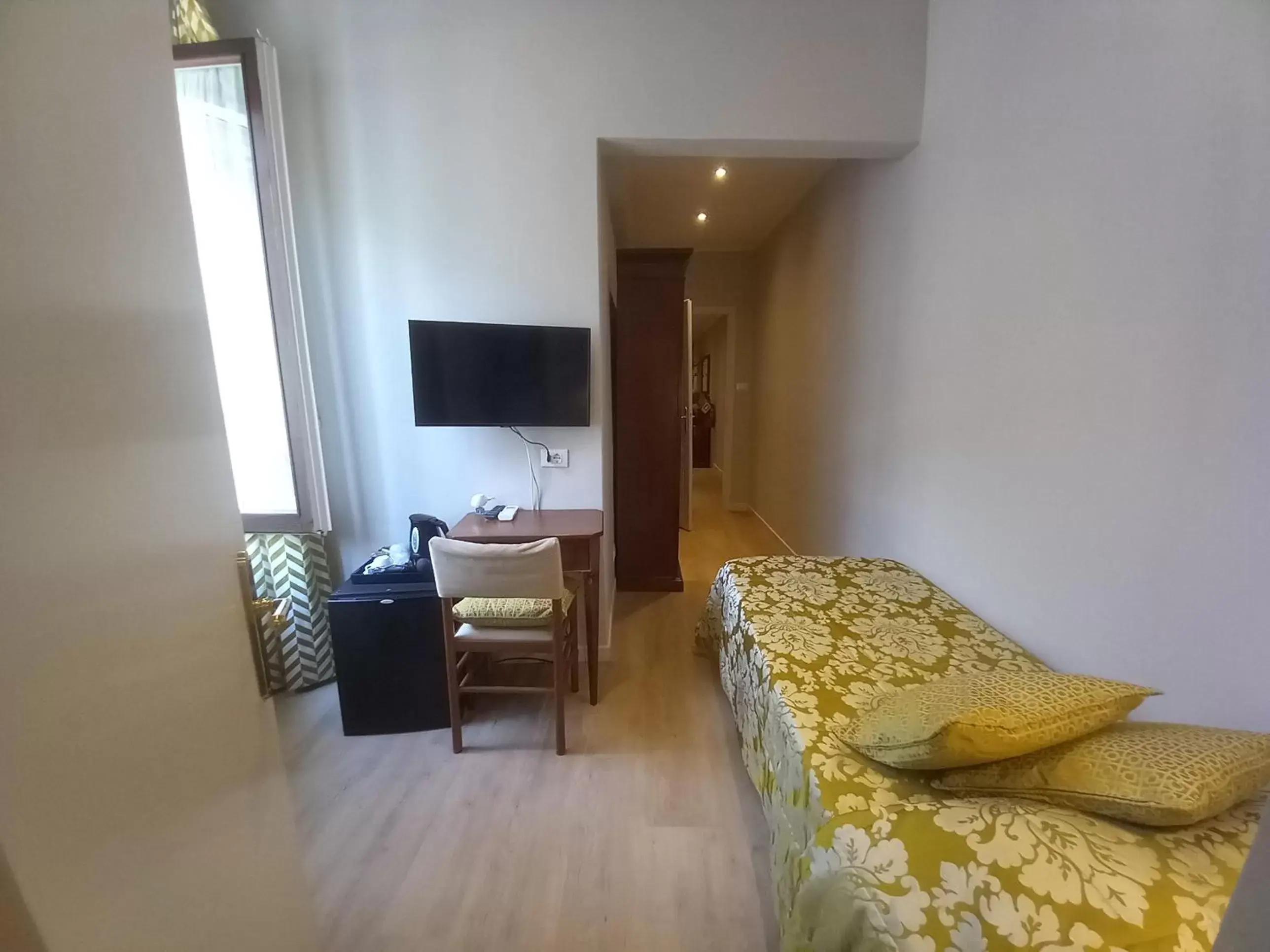 Bed, TV/Entertainment Center in Hotel Giappone