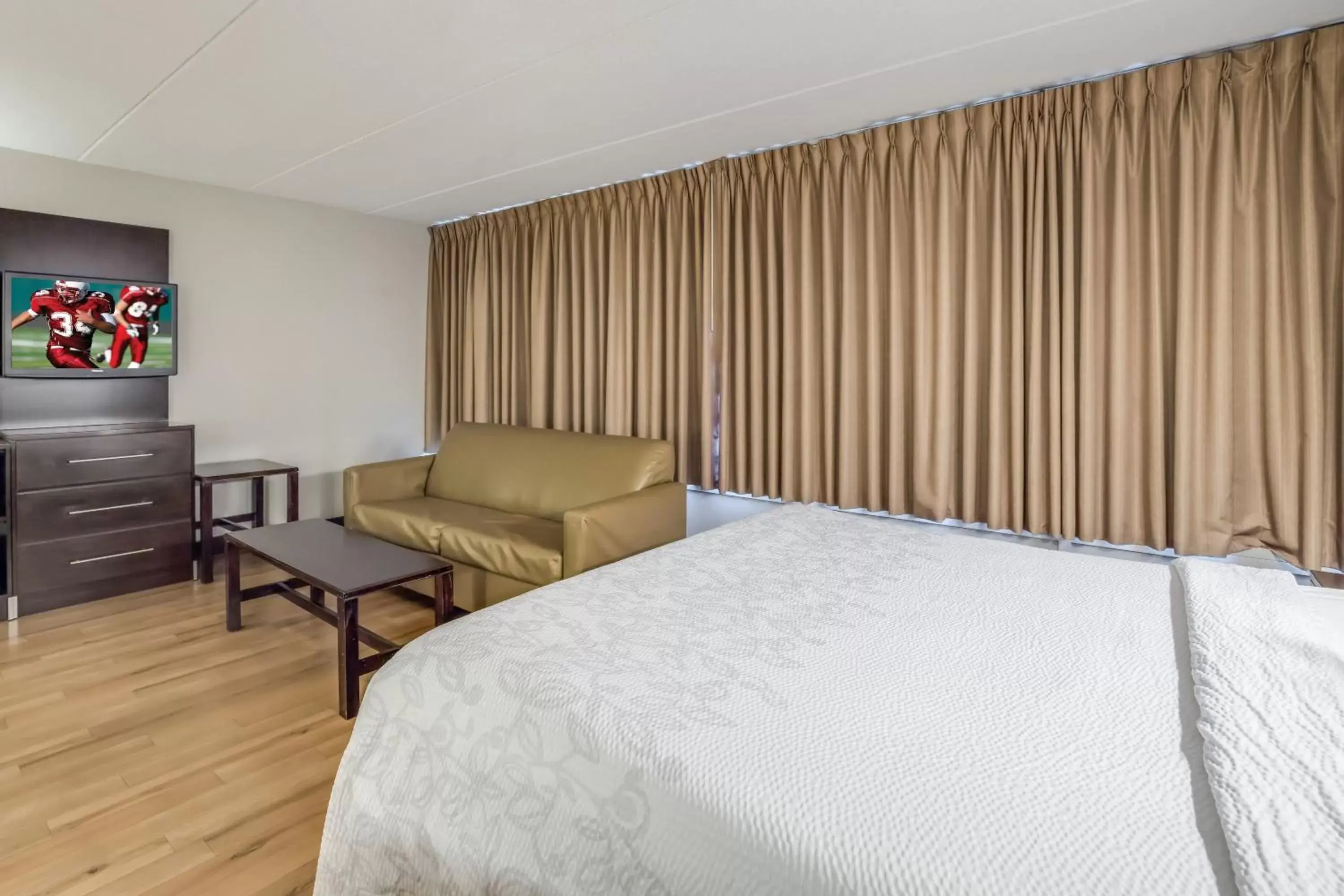 Photo of the whole room, Bed in Red Roof Inn PLUS+ Boston - Woburn/ Burlington Photo of the whole room, Bed in Red Roof Inn PLUS+ Boston - Woburn/ Burlington