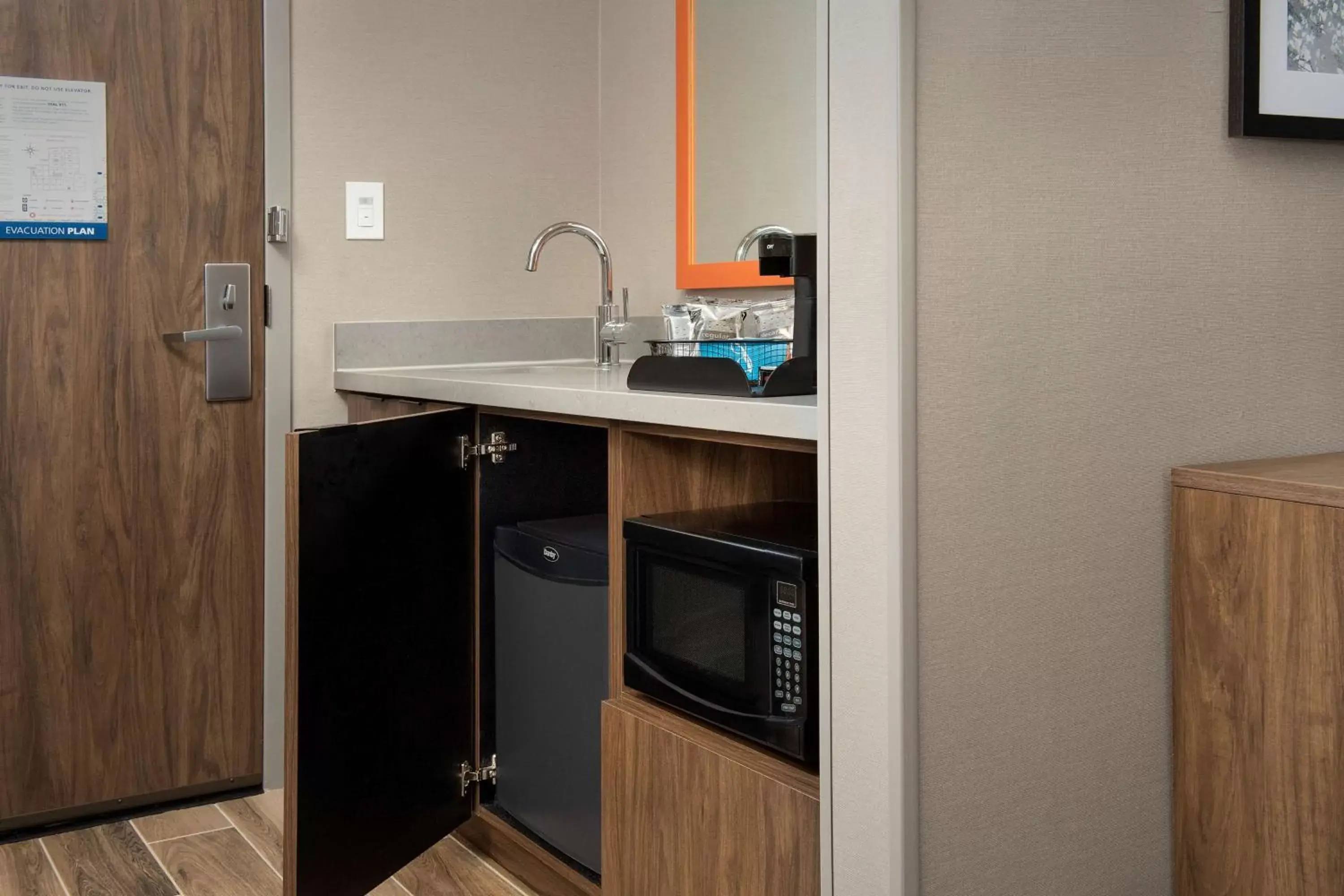 Photo of the whole room, Kitchen/Kitchenette in Hampton Inn Baltimore-Downtown-Convention Center