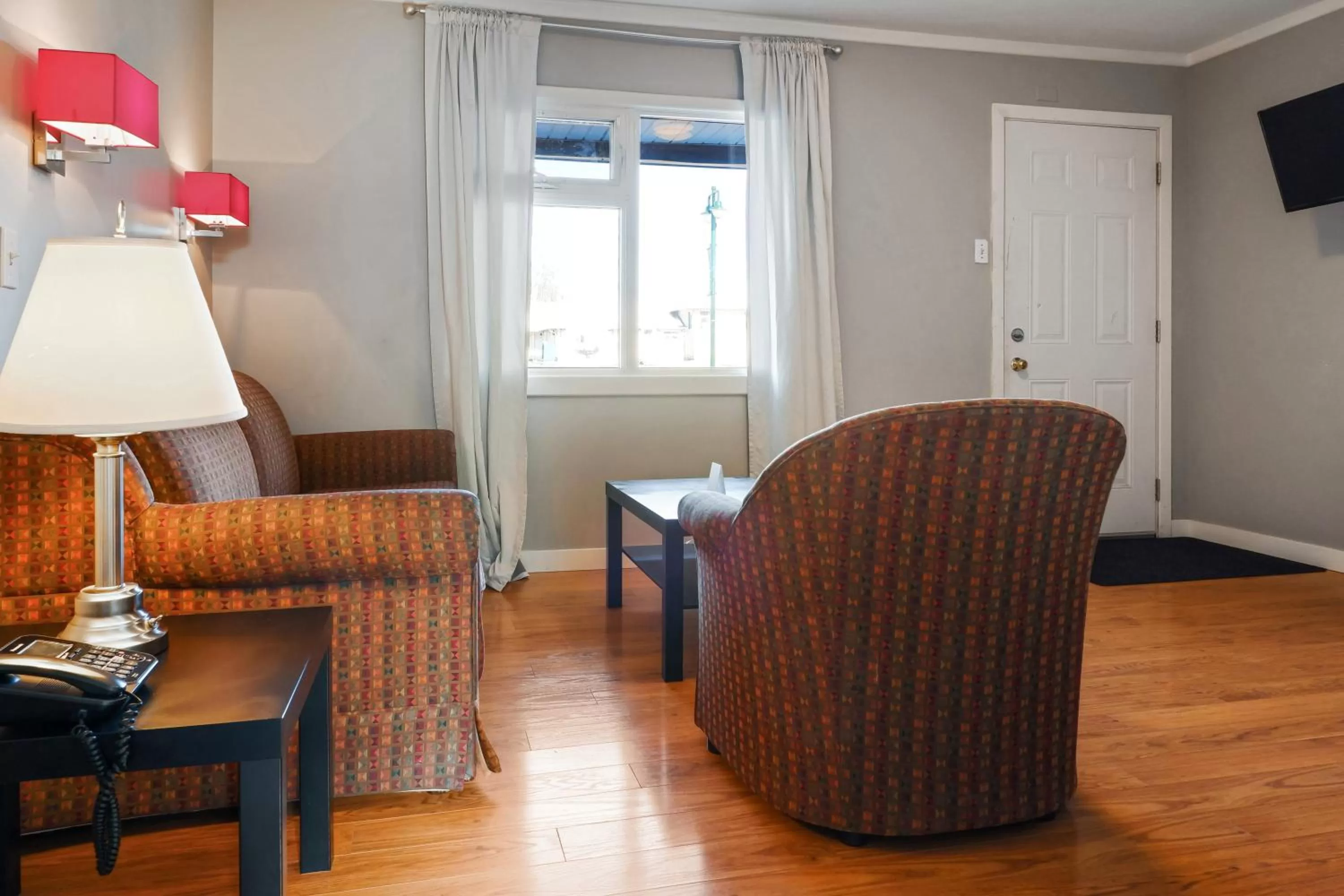 Living room in Hotel Bethel - Fort MacLeod, AB