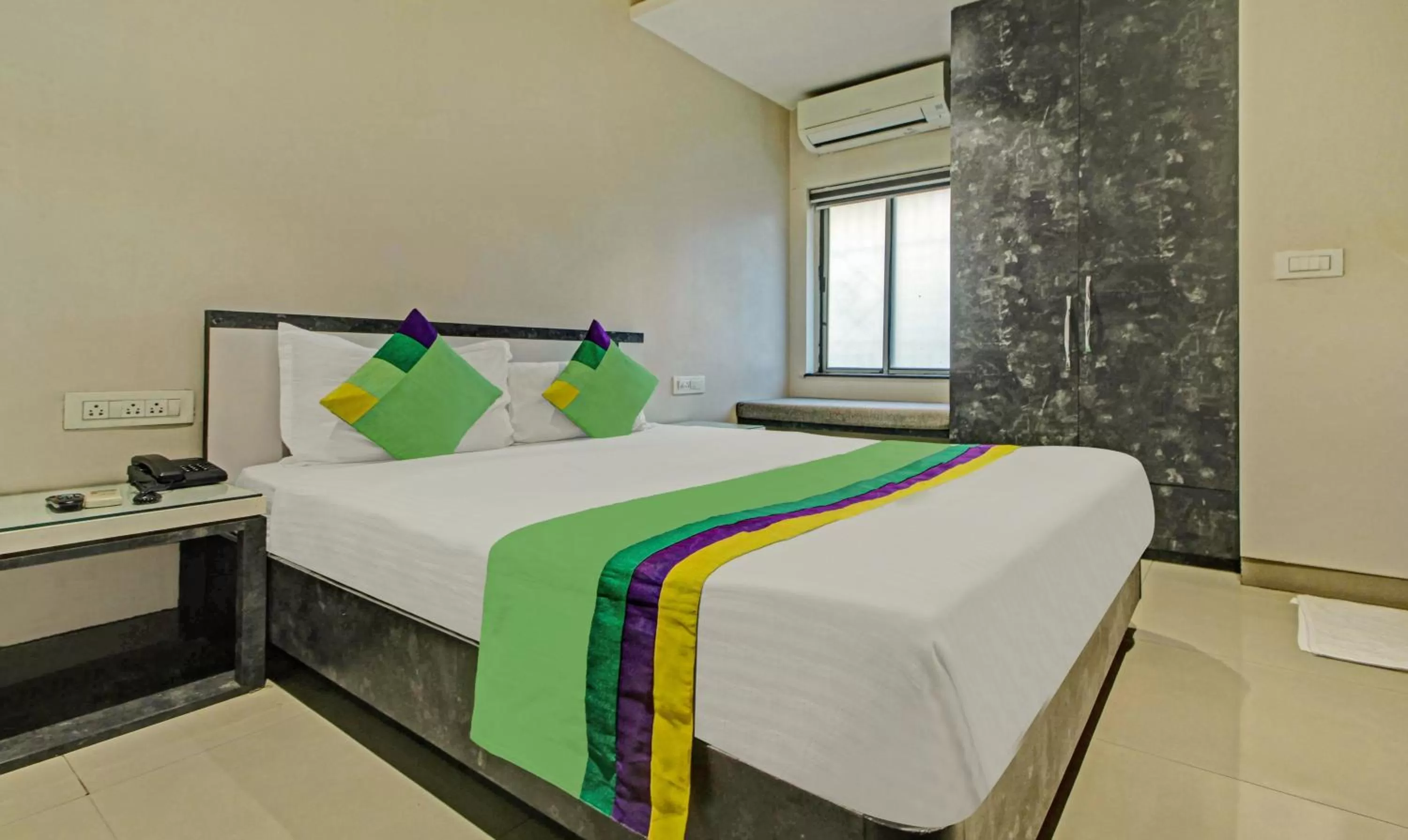 Bed in Treebo Glassotel Near Ruby Hospital