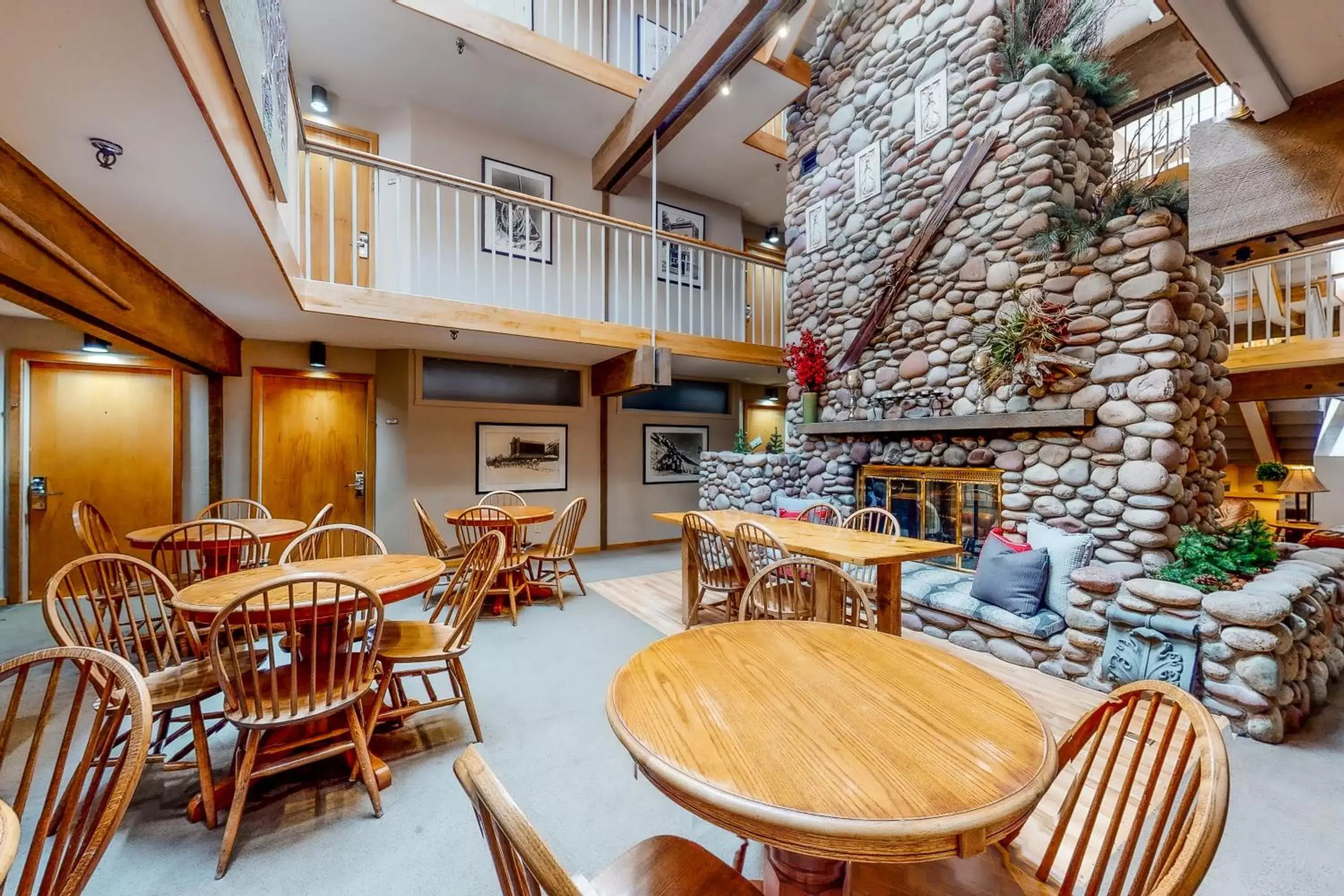 Seating area, Restaurant/Places to Eat in Aspen Mountain Lodge