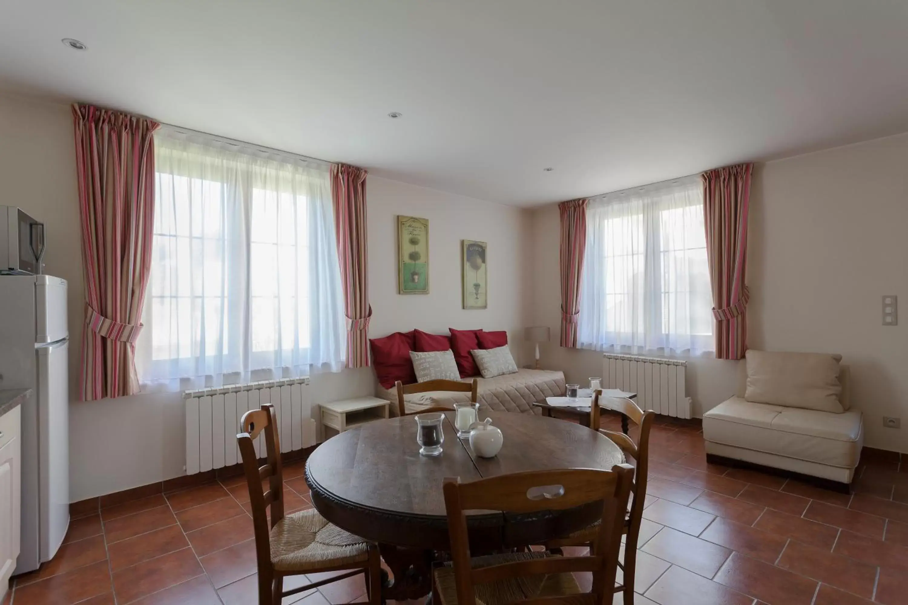 Kitchen or kitchenette, Seating Area in Hôtel Résidence Normandy Country Club by Popinns