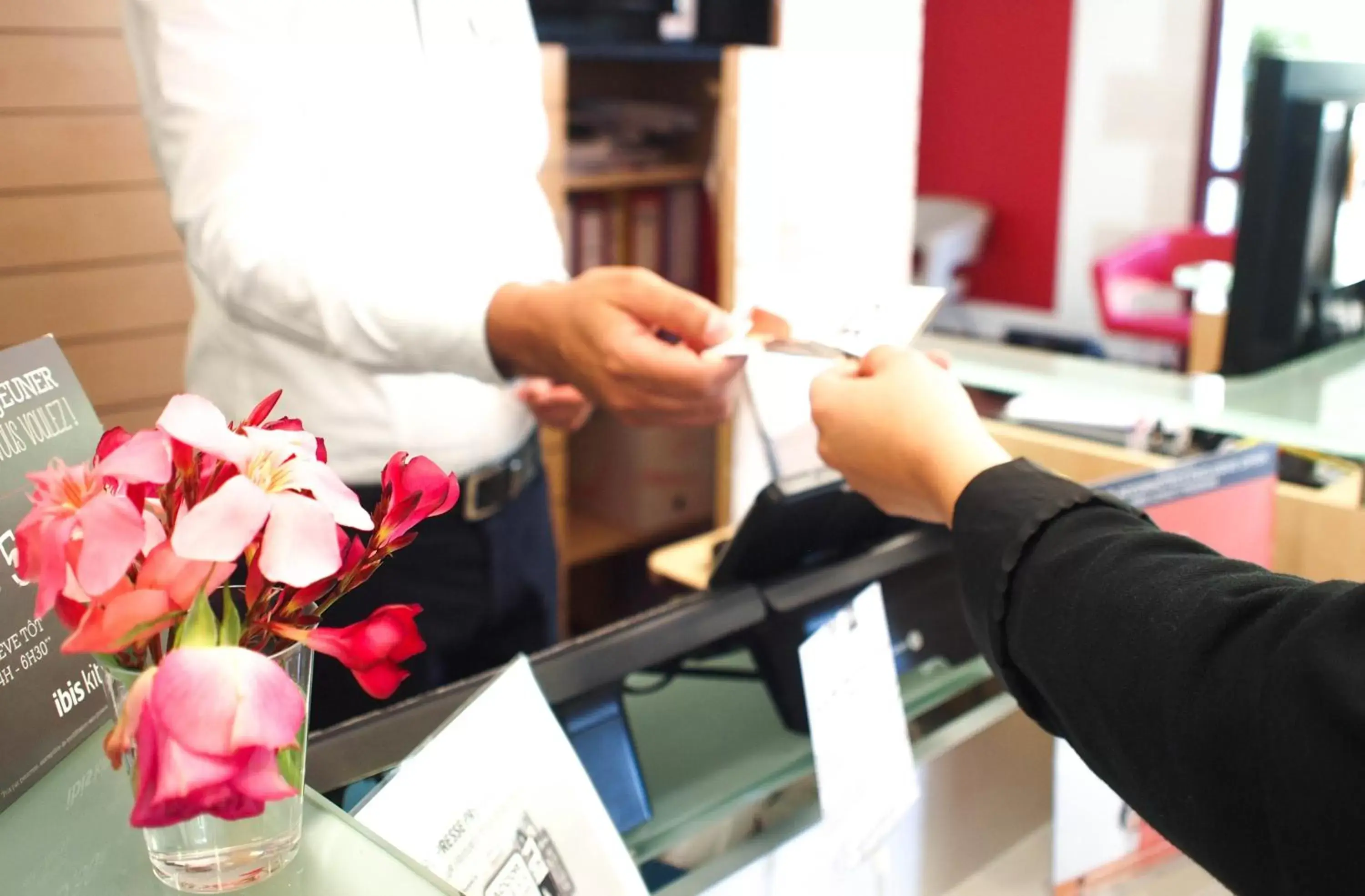 Lobby or reception, Staff in ibis Bordeaux Saint Emilion