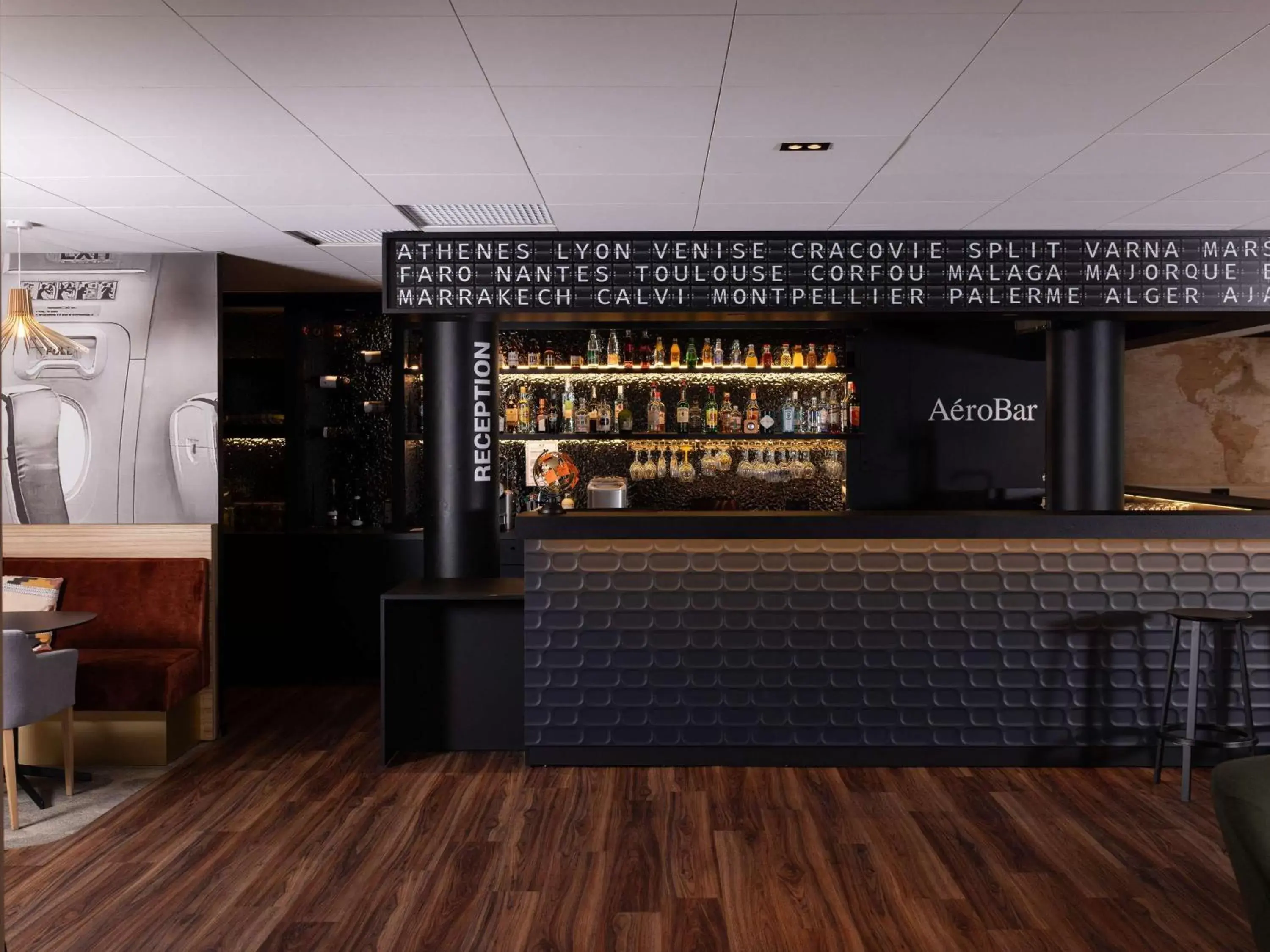 Property building, Lounge/Bar in ibis Styles Lille Aéroport