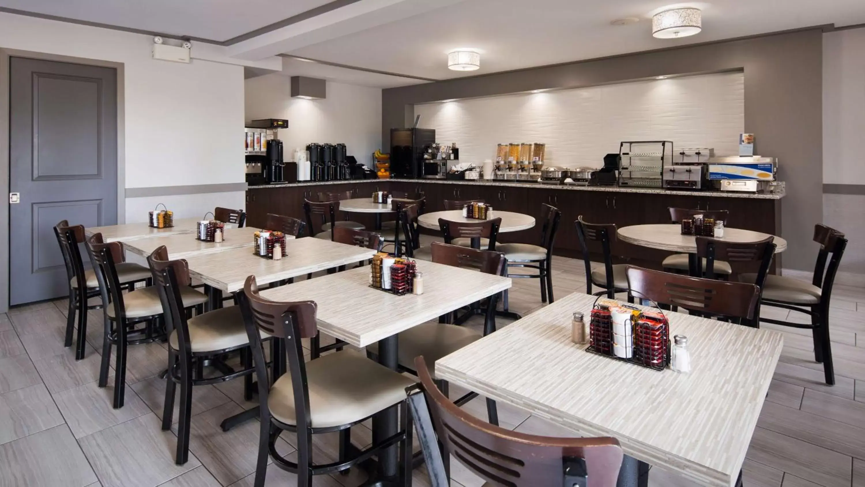 Restaurant/Places to Eat in Best Western Plus Moncton