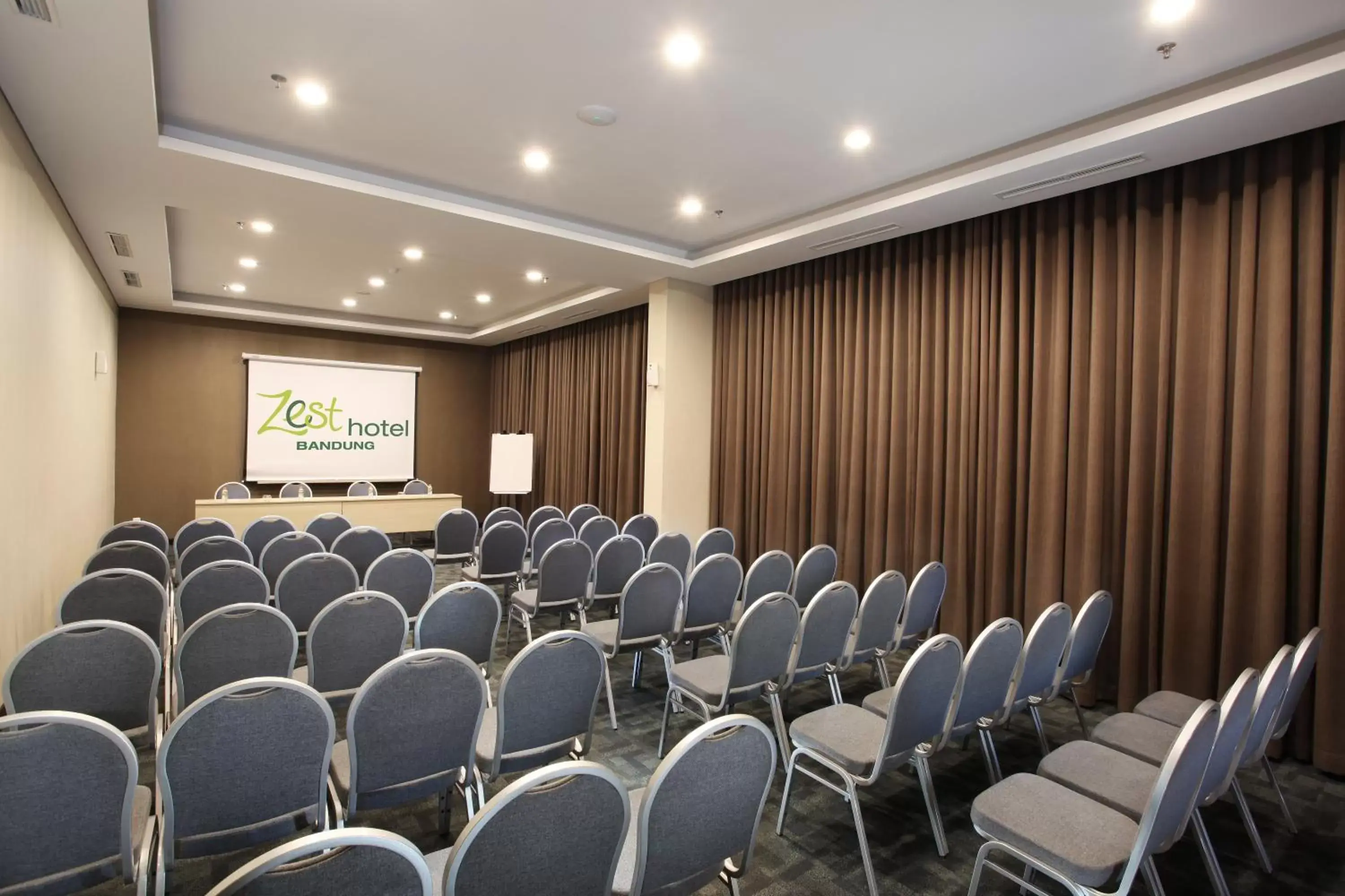 Banquet/Function facilities, Business Area/Conference Room in Zest Hotel Sukajadi Bandung