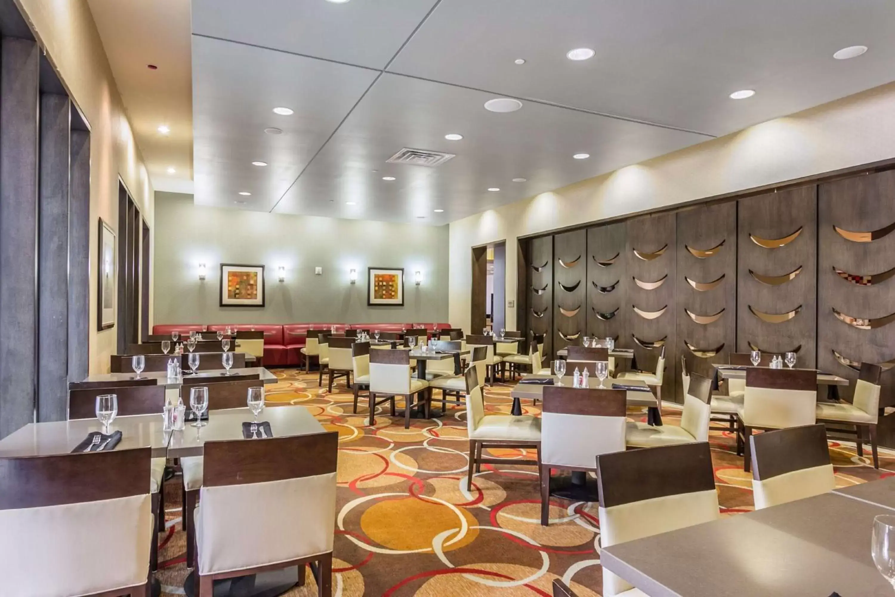 Dining area, Restaurant/Places to Eat in Embassy Suites by Hilton Newark Airport