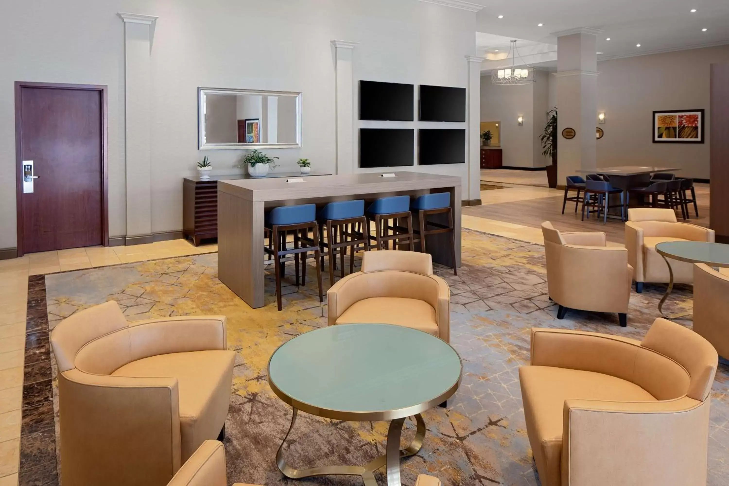 Lobby or reception, Lounge/Bar in DoubleTree by Hilton Santa Ana - Orange County Airport