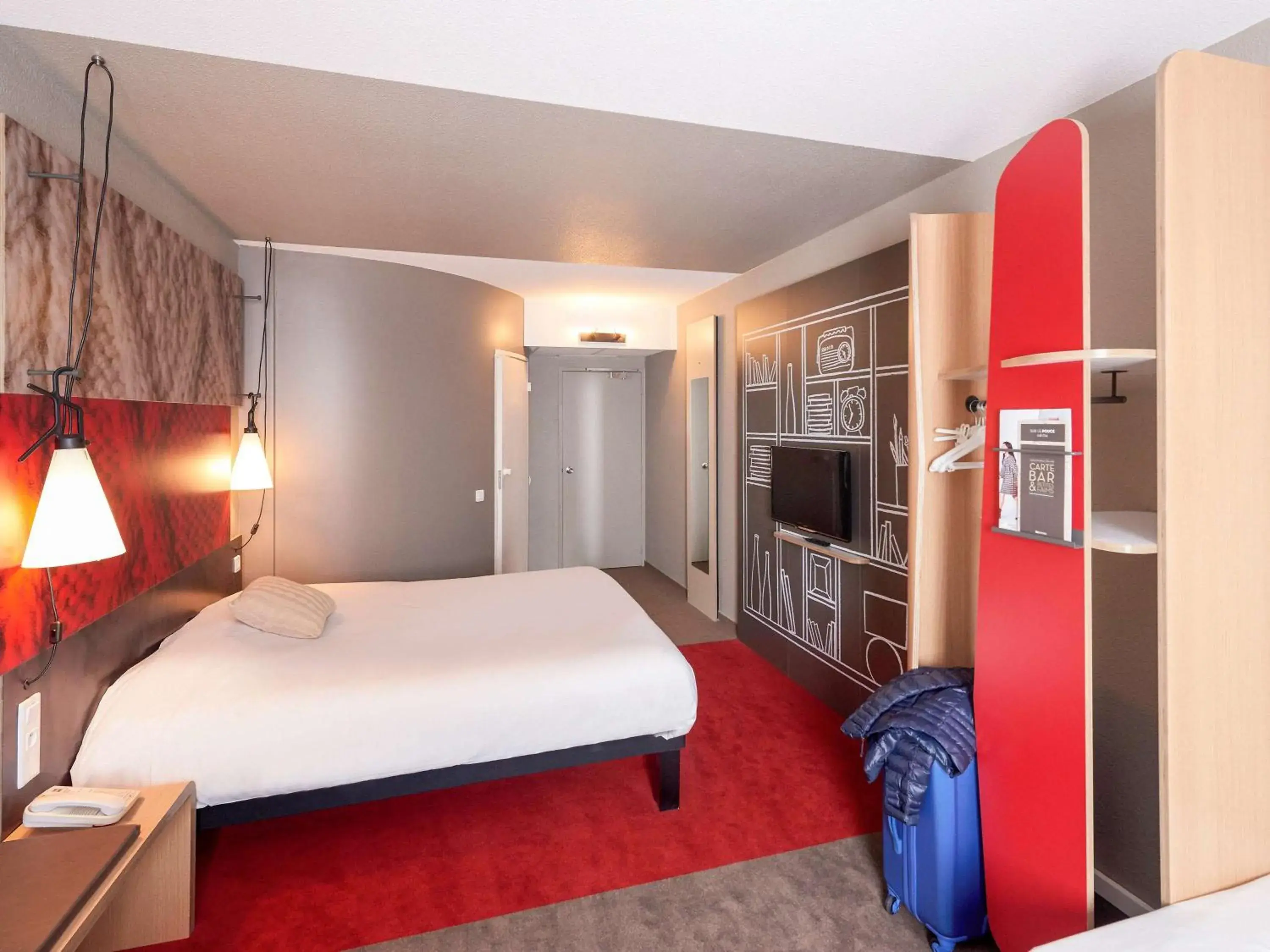 Photo of the whole room, Bed in ibis Cholet