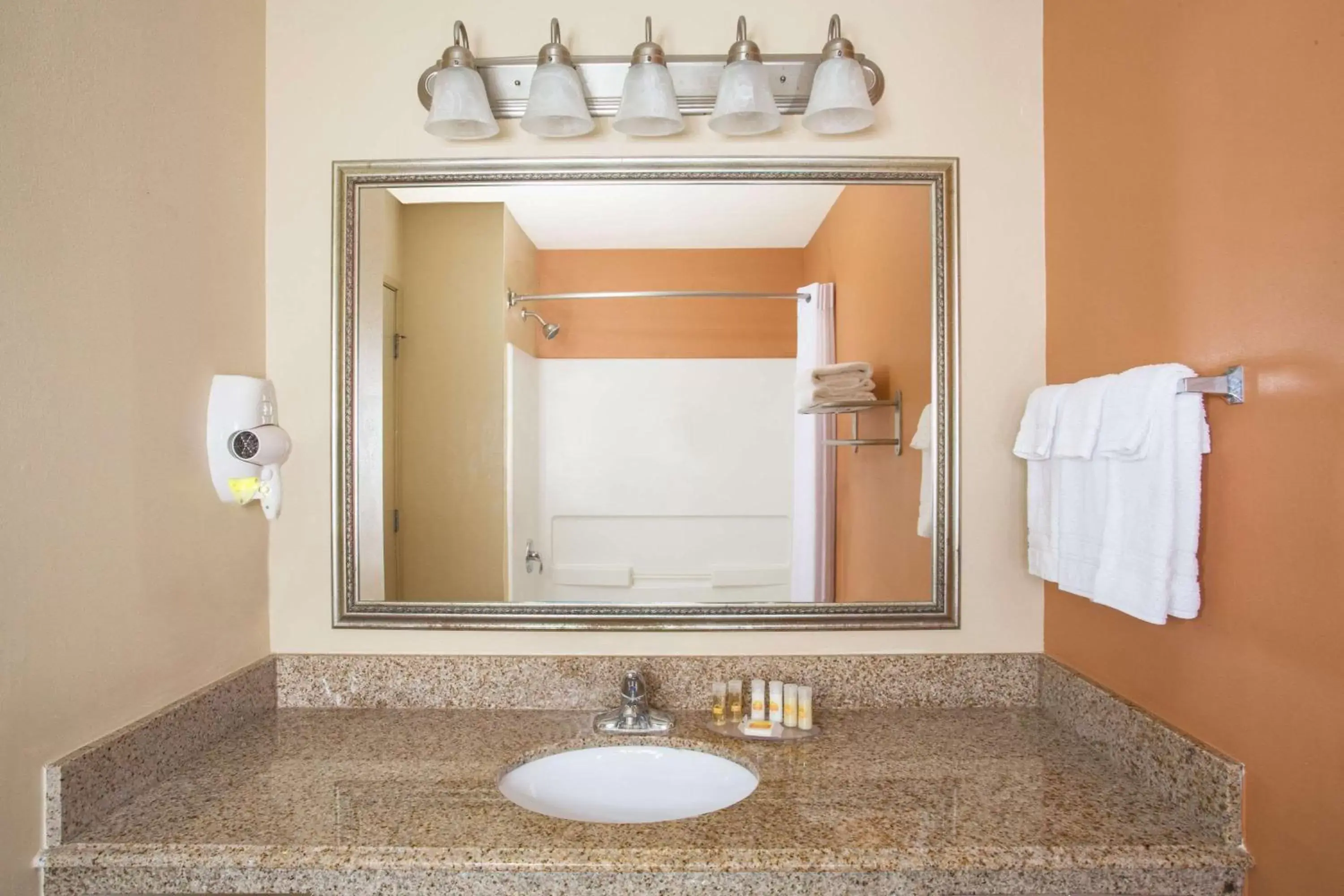 Bathroom in Days Inn & Suites by Wyndham Thibodaux