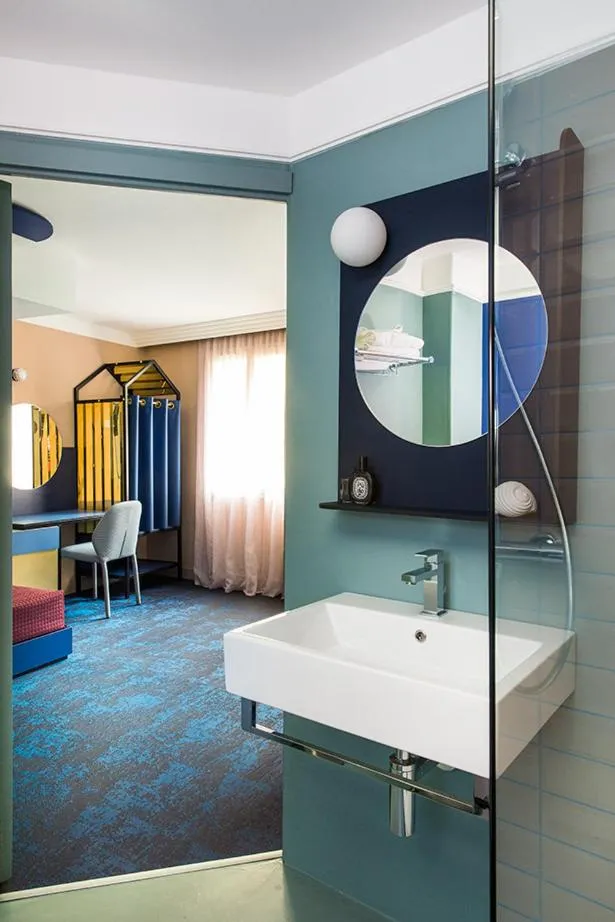 Bathroom, Bed in Hôtel les Cigales