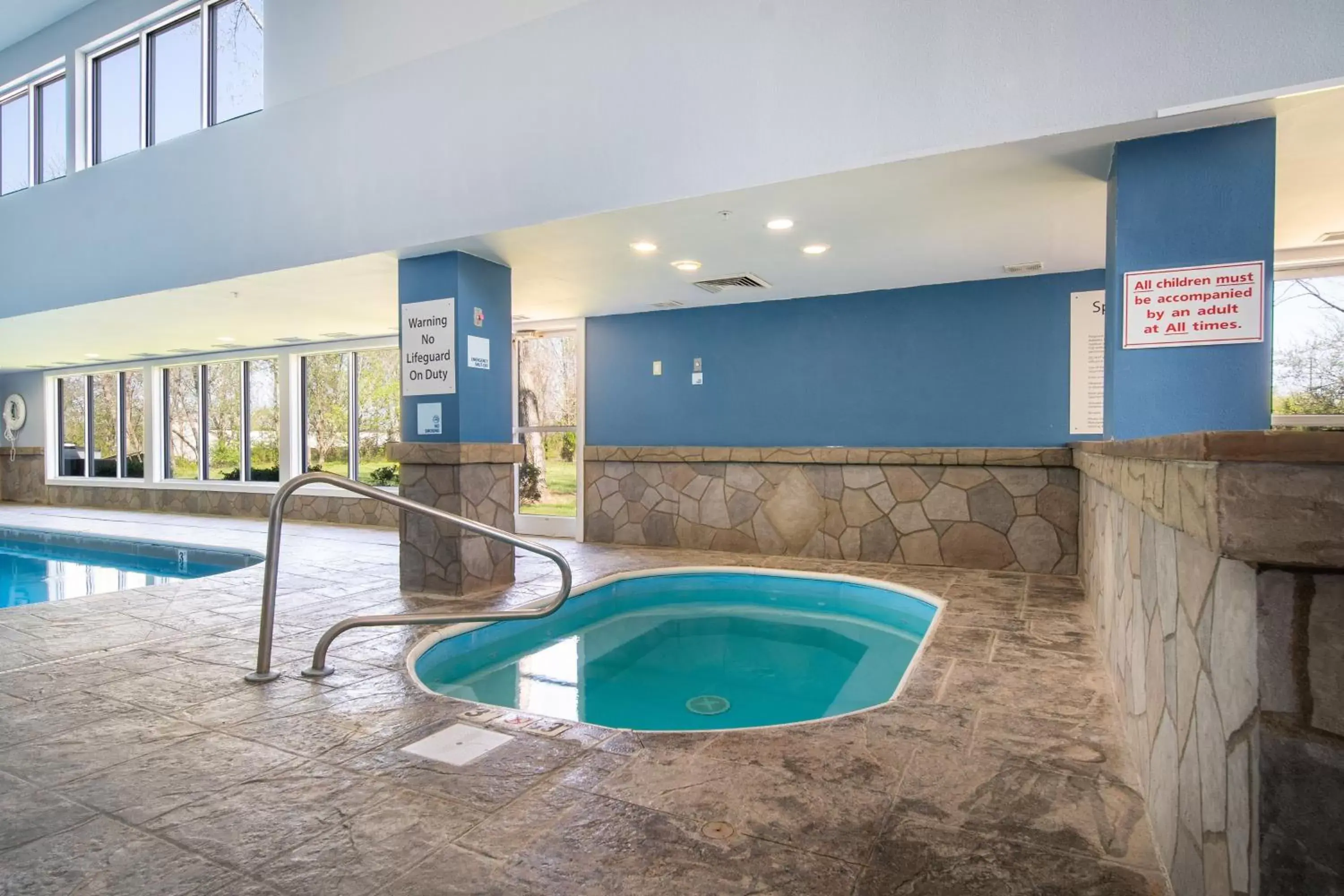 Spa and wellness centre/facilities, Swimming Pool in Holiday Inn Express Hotel & Suites Bedford, an IHG Hotel