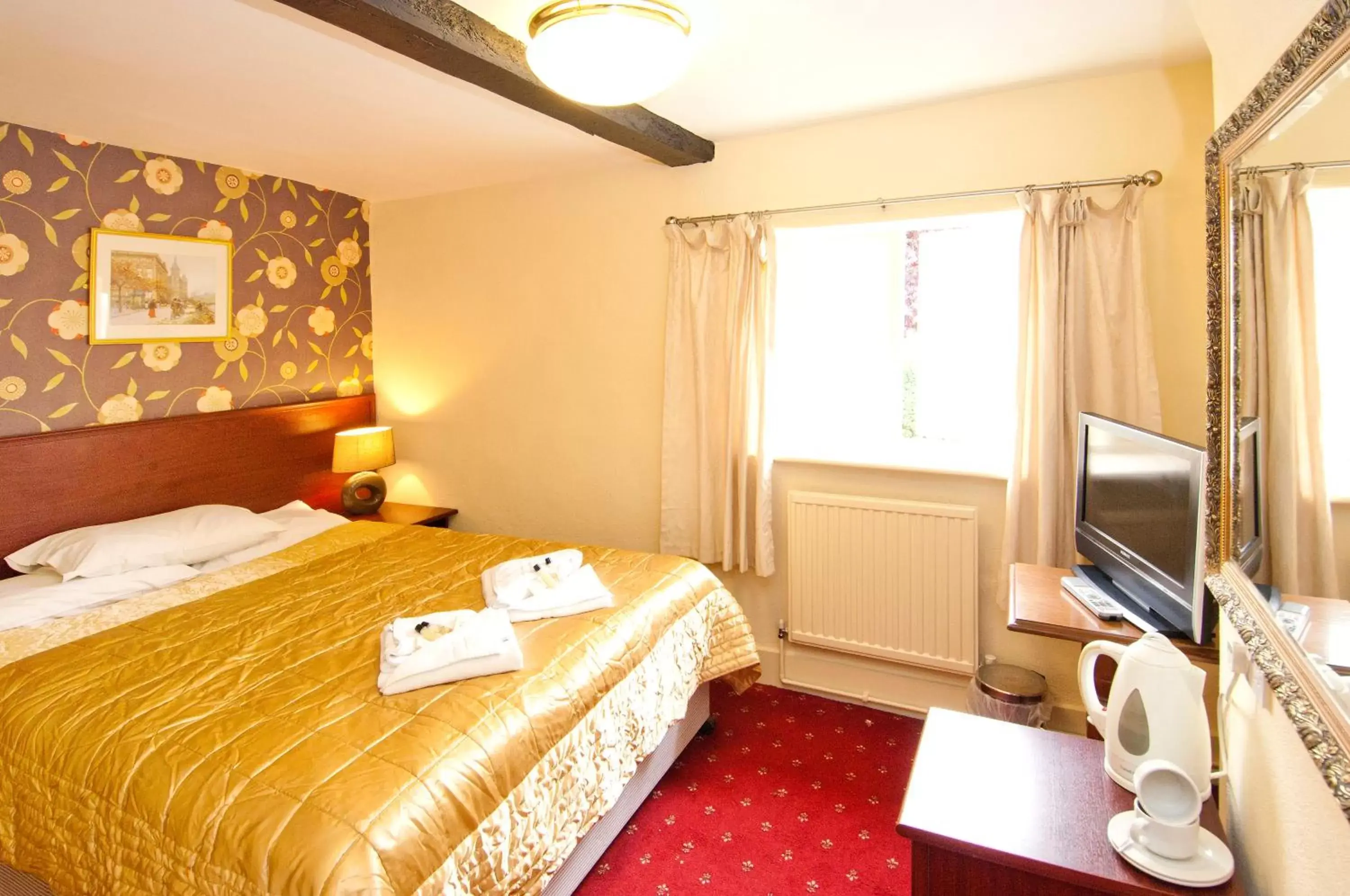 Bedroom, Bed in The George & Horn near Newbury