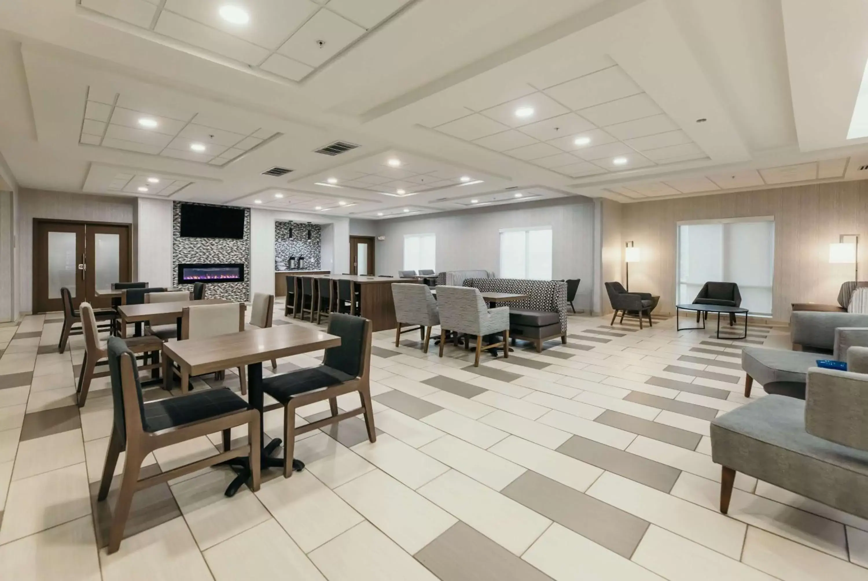 Lobby or reception, Restaurant/Places to Eat in La Quinta Inn & Suites by Wyndham Ankeny IA - Des Moines IA