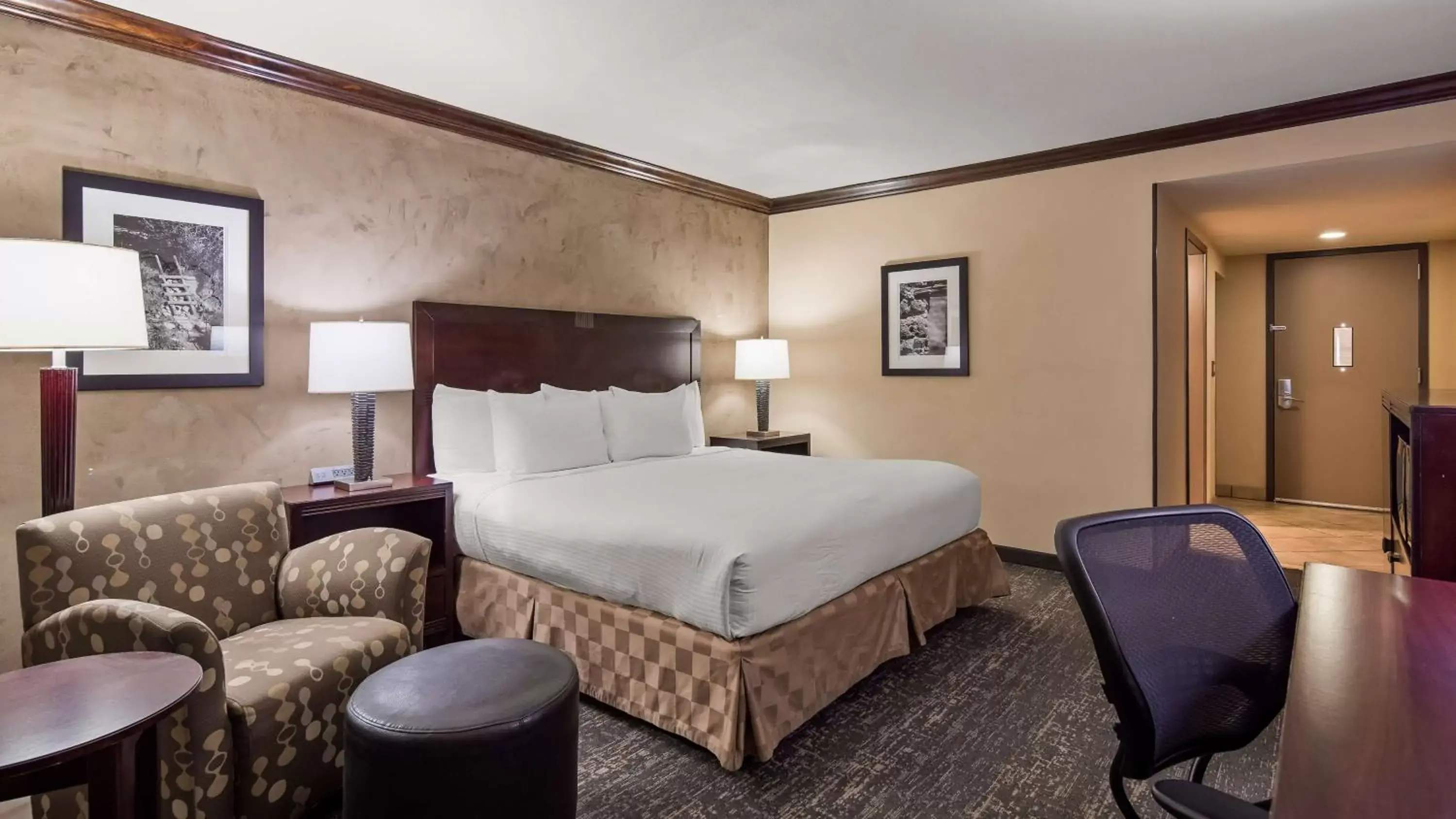 Bed in Best Western Plus Raton Hotel