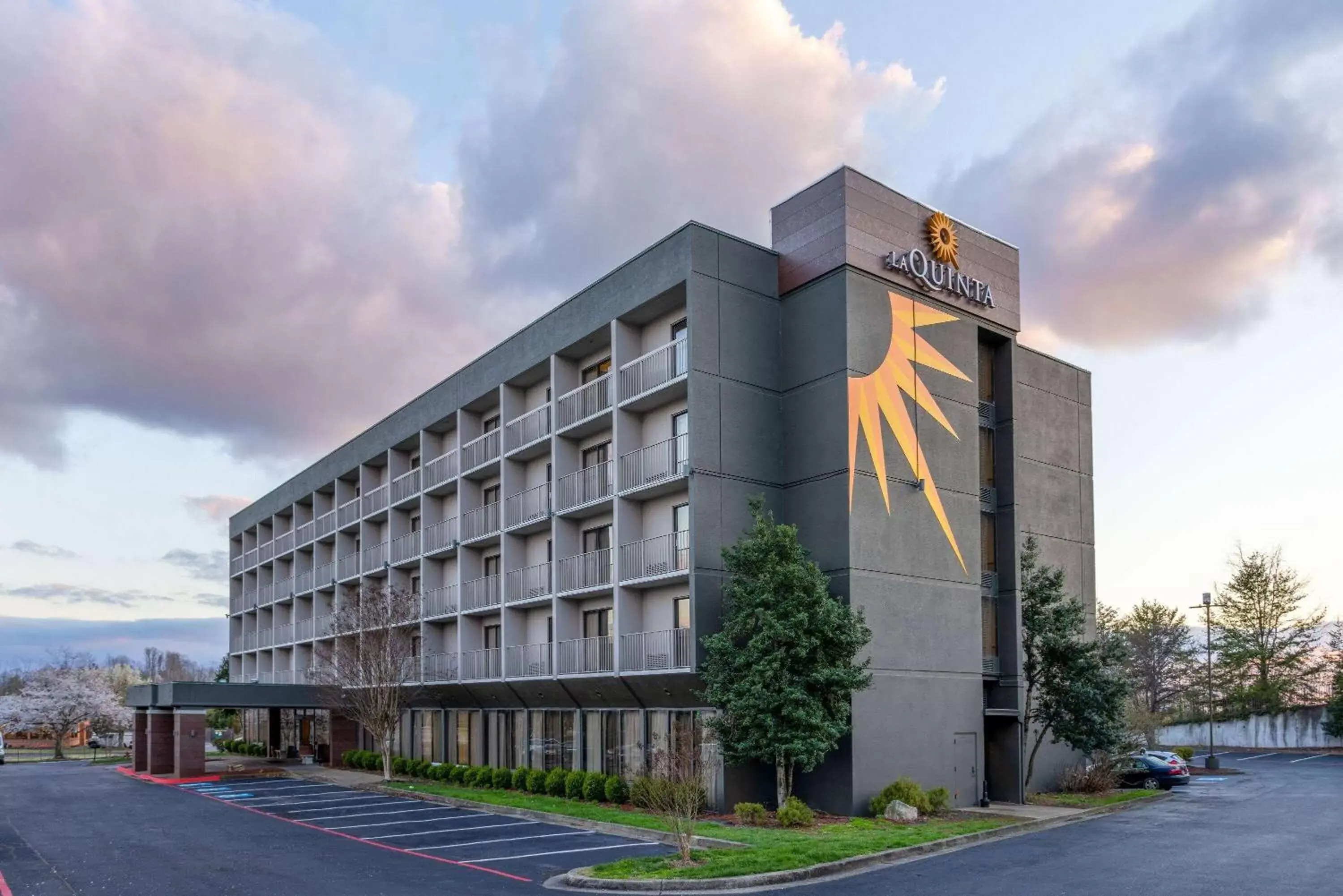 Property Building in La Quinta Inn & Suites by Wyndham Kingsport TriCities Airport