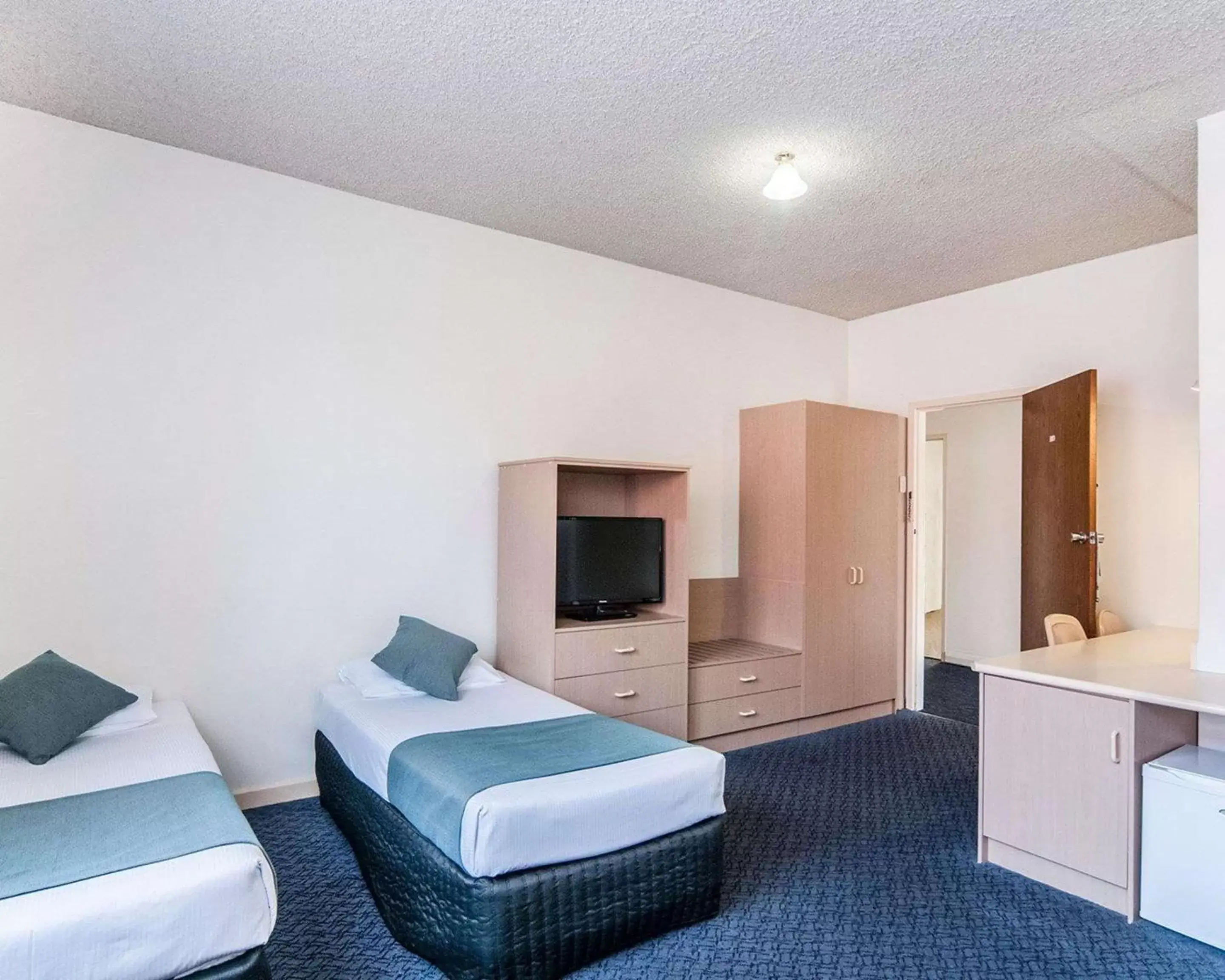 Photo of the whole room, TV/Entertainment Center in Comfort Inn Regal Park, North Adelaide