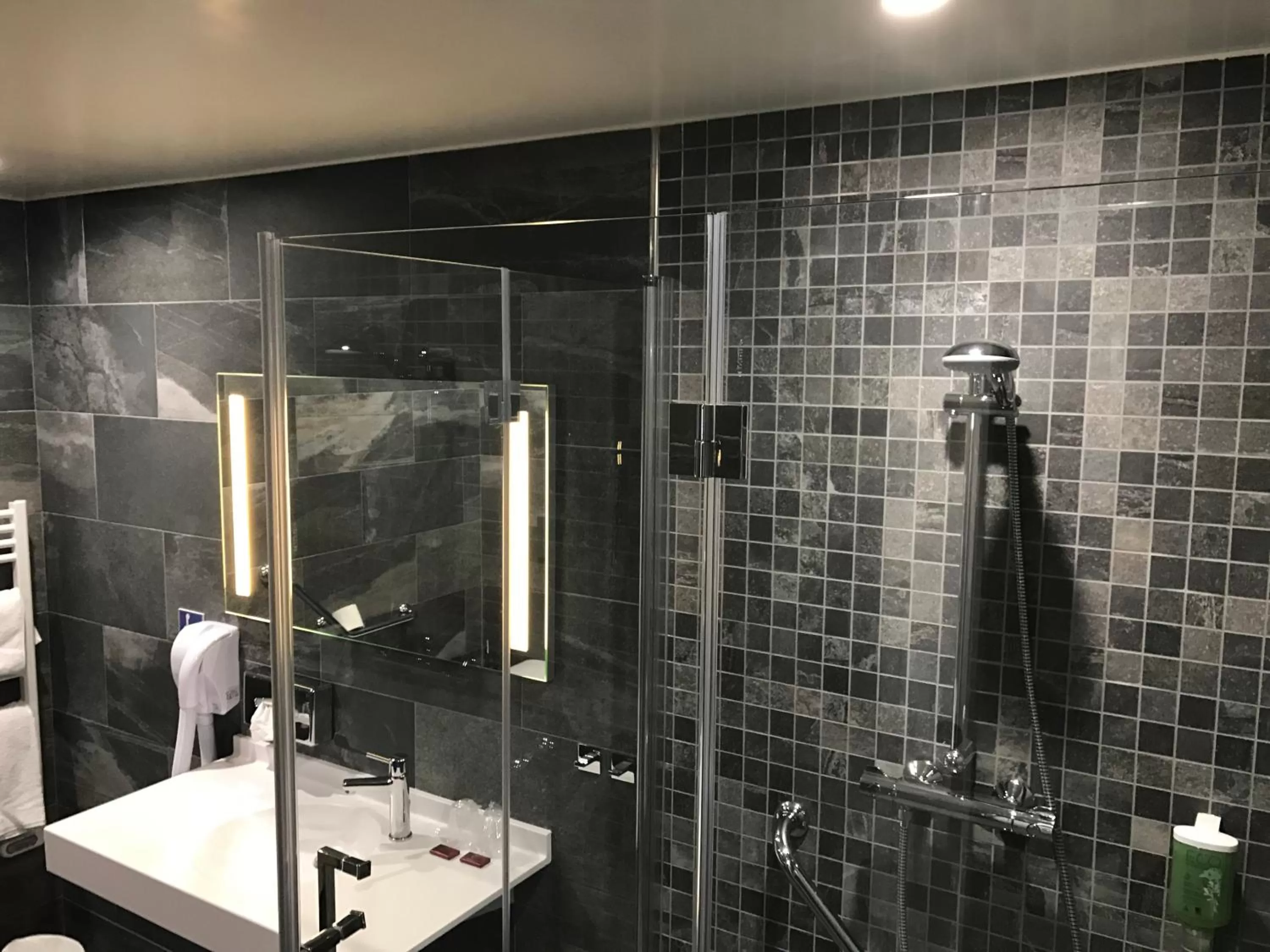 Shower in Hotel Le Cercle