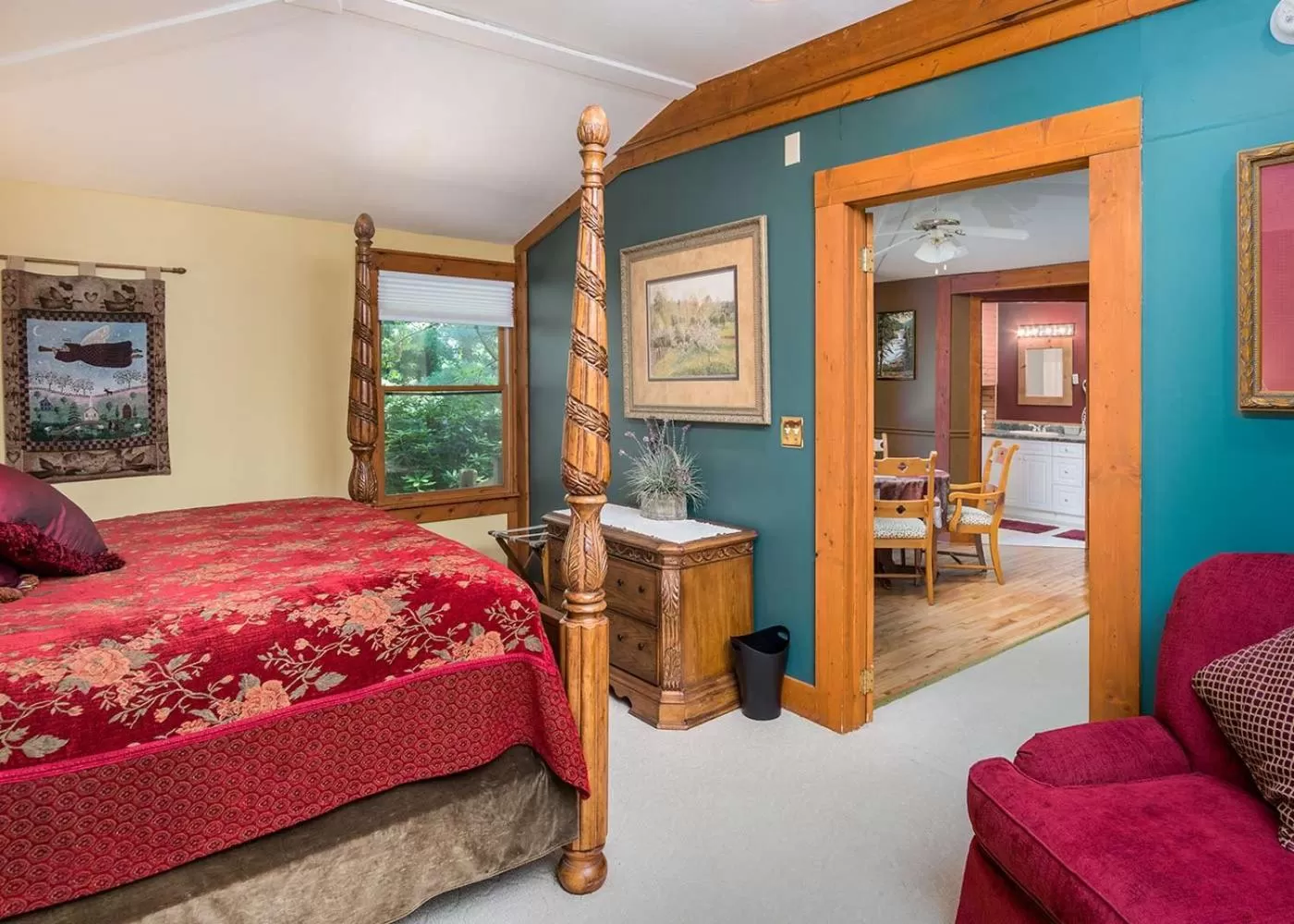 Bedroom, Bed in Highland Lake Inn & Resort - Flat Rock