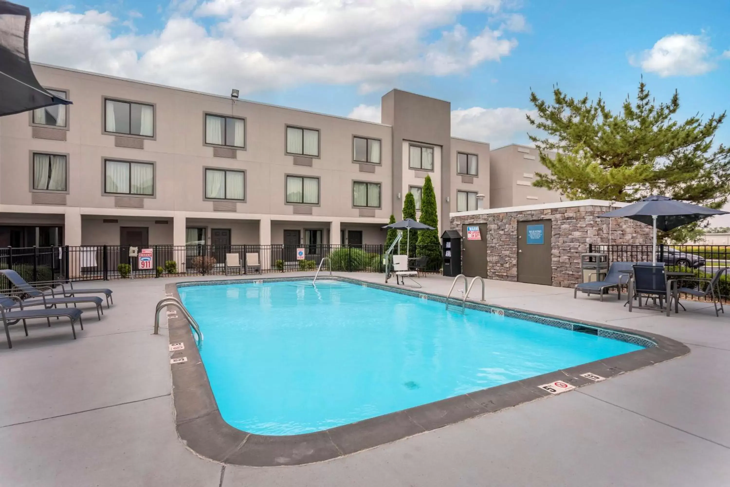 Pool view, Property Building in Best Western Plus Bowling Green