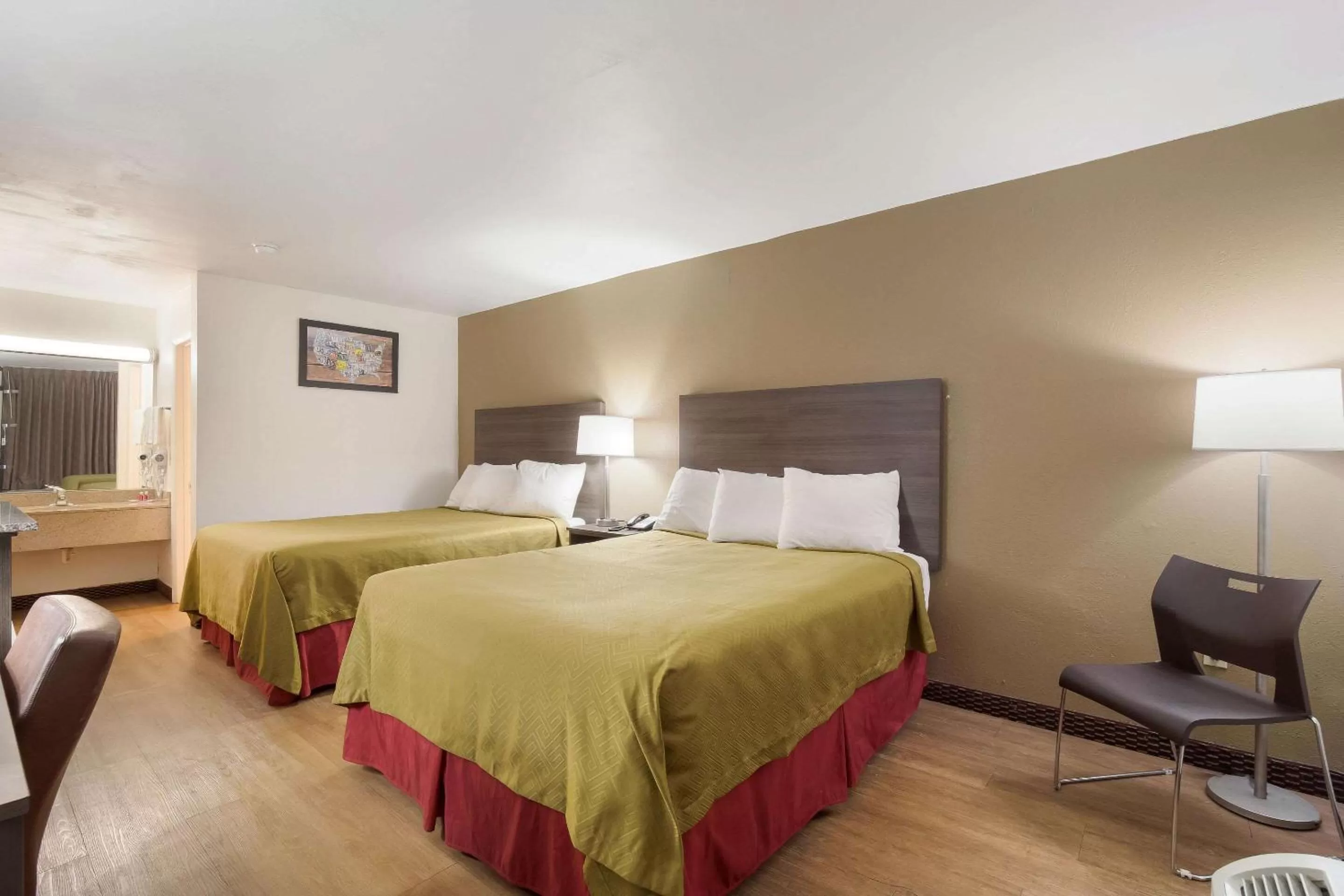 Photo of the whole room, Bed in Econo Lodge