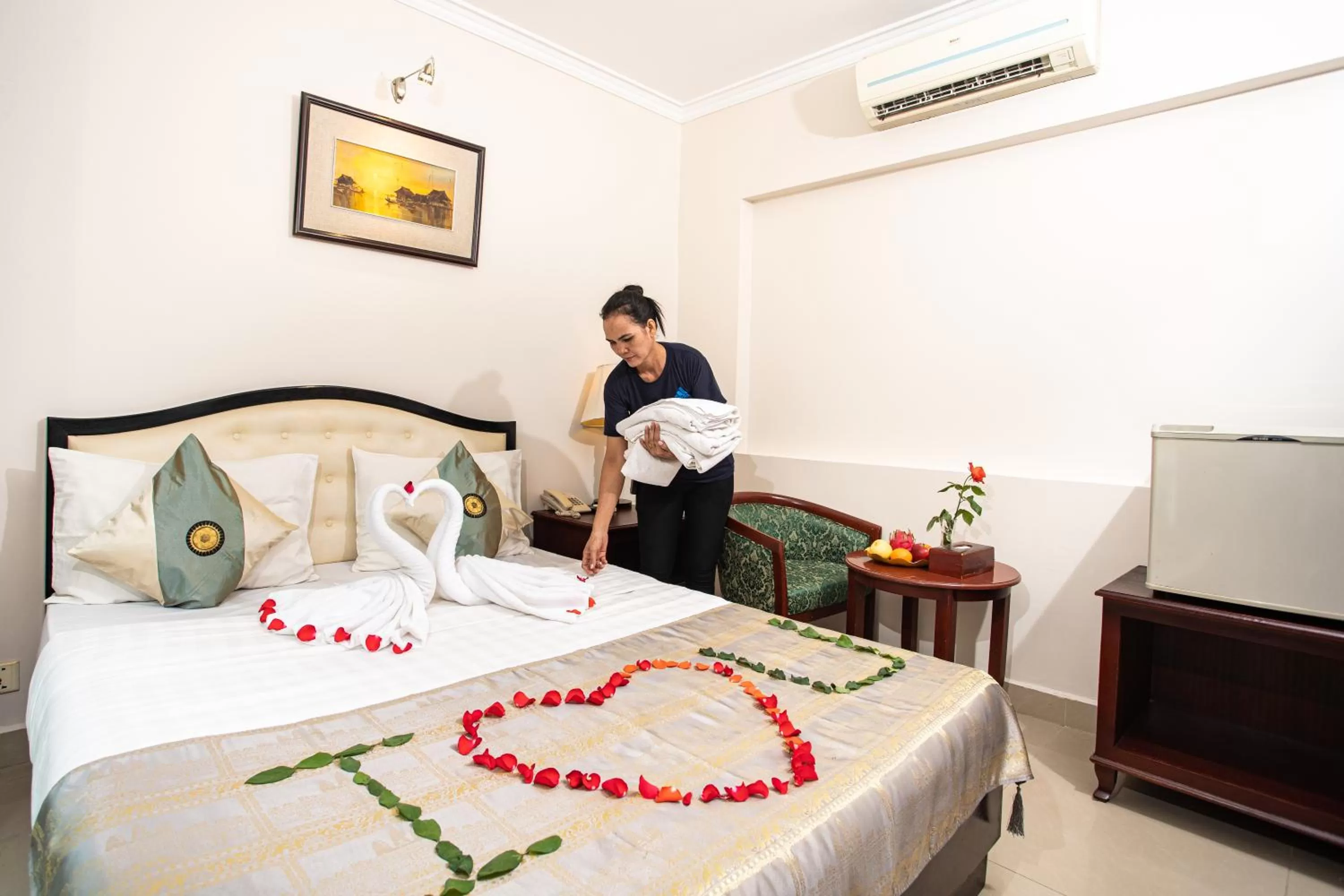 Staff, Bed in Silver Mounts Hotel