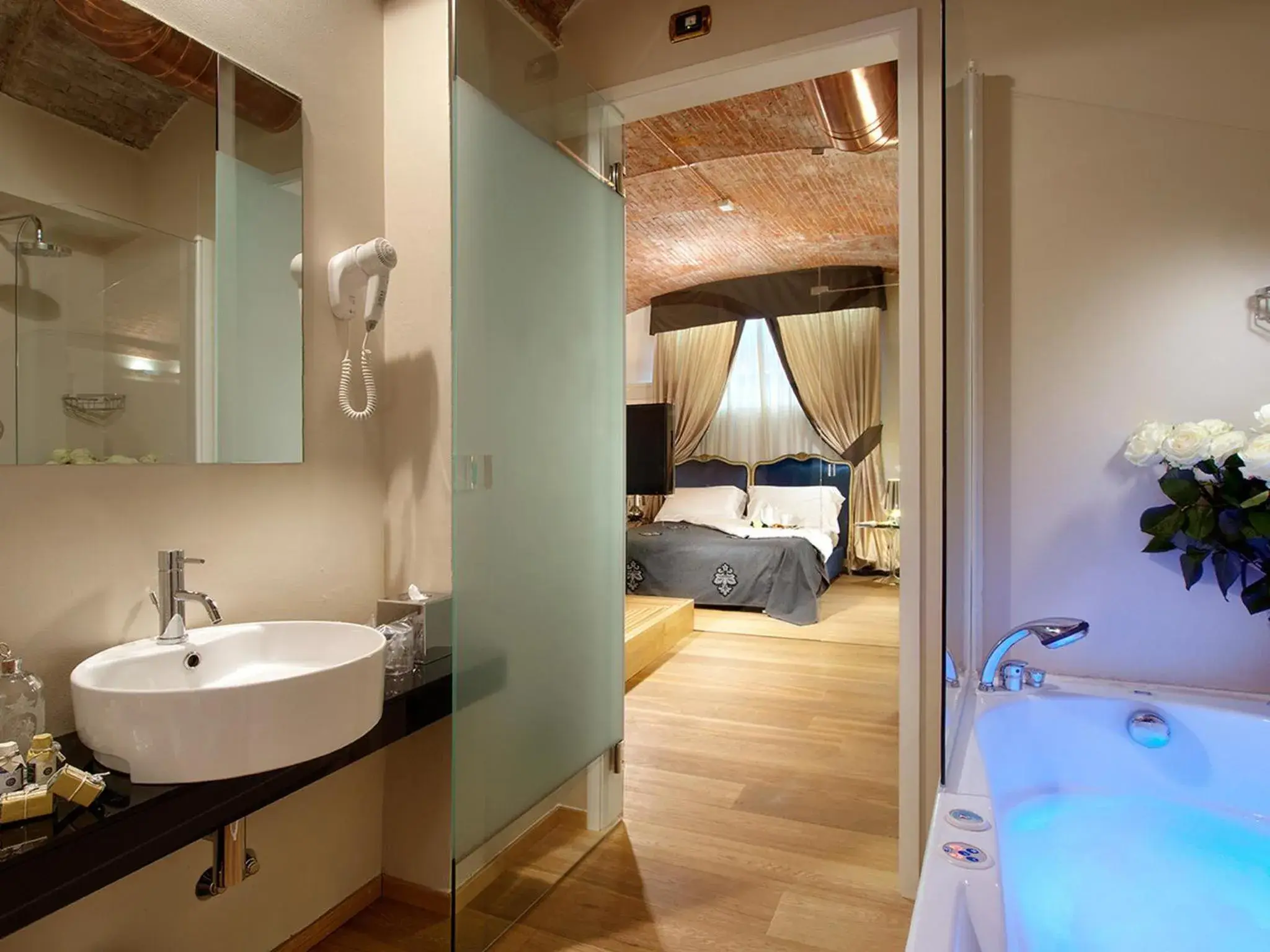 Suite with Spa Bath in Graziella Patio Hotel