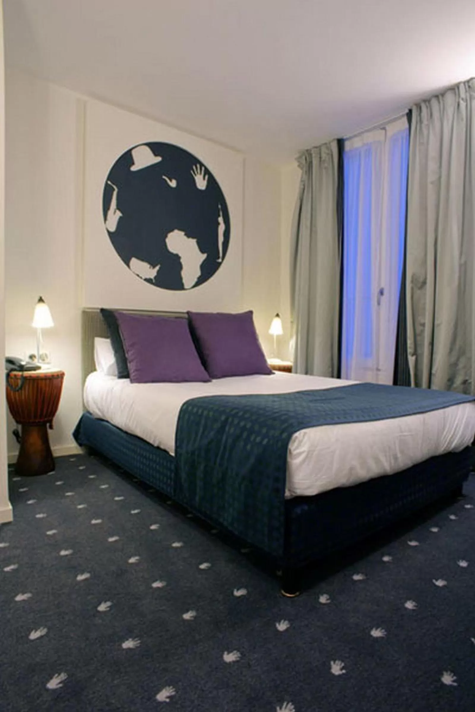 Photo of the whole room, Bed in Hôtel du Triangle d'Or