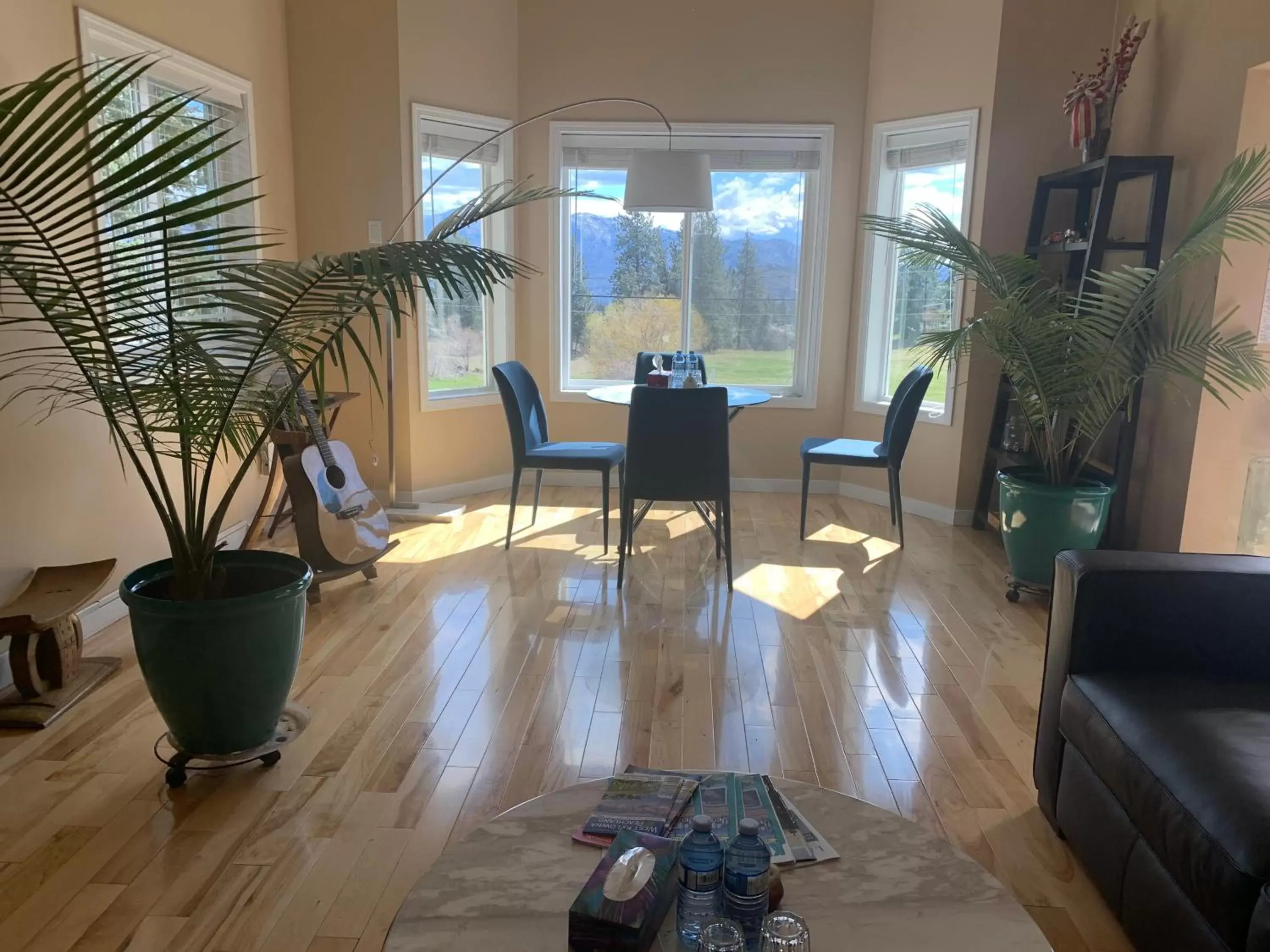 Dining area in Salish B&B and Spa