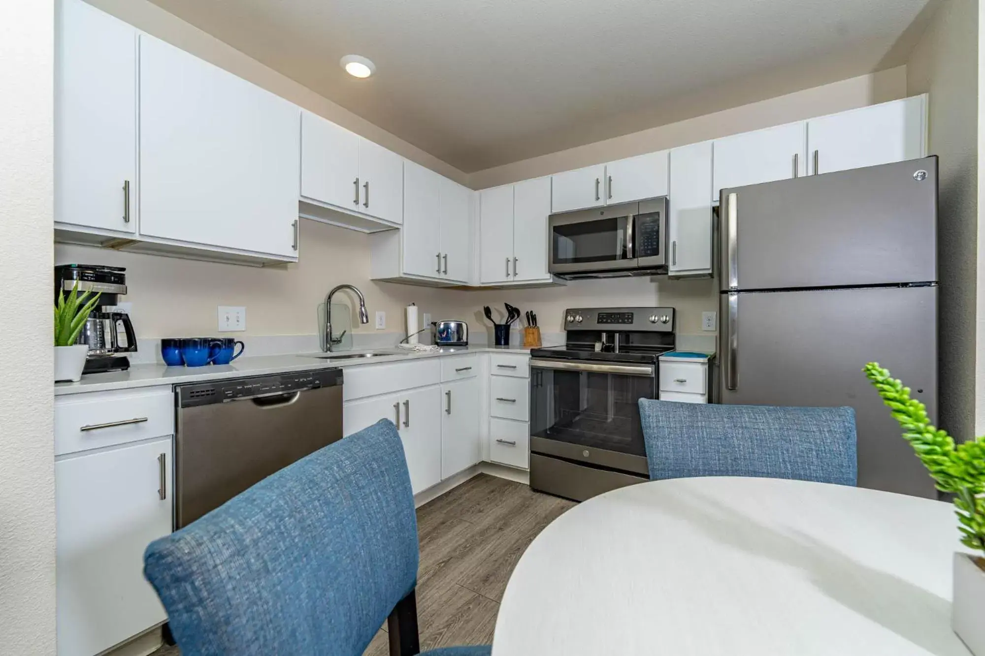 Kitchen or kitchenette, Kitchen/Kitchenette in Soka Suites Dallas - Las Colinas