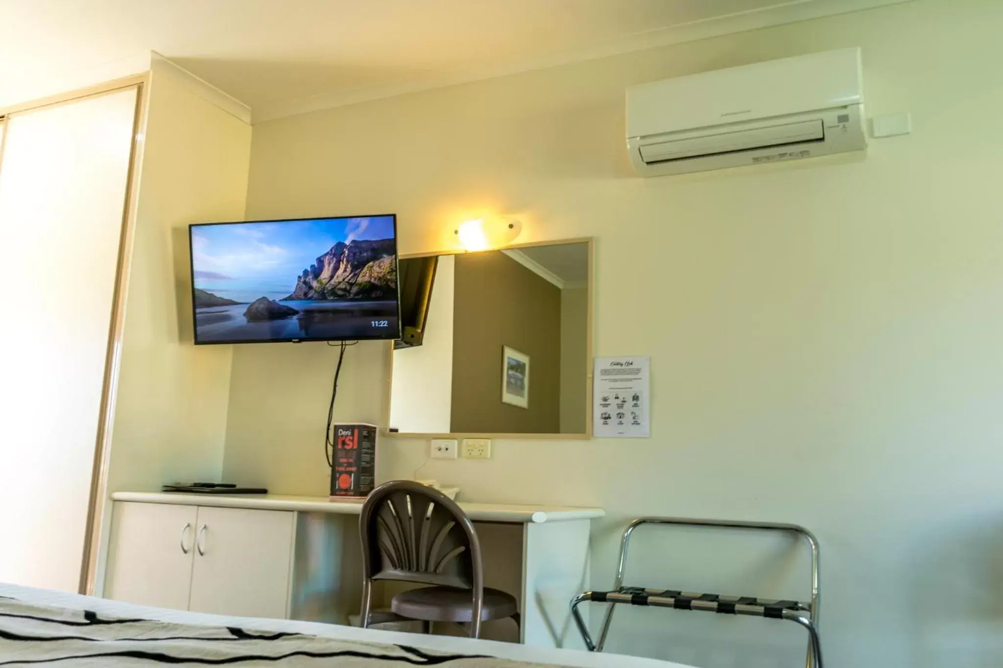 TV and multimedia, TV/Entertainment Center in Deniliquin Country Club Motor Inn