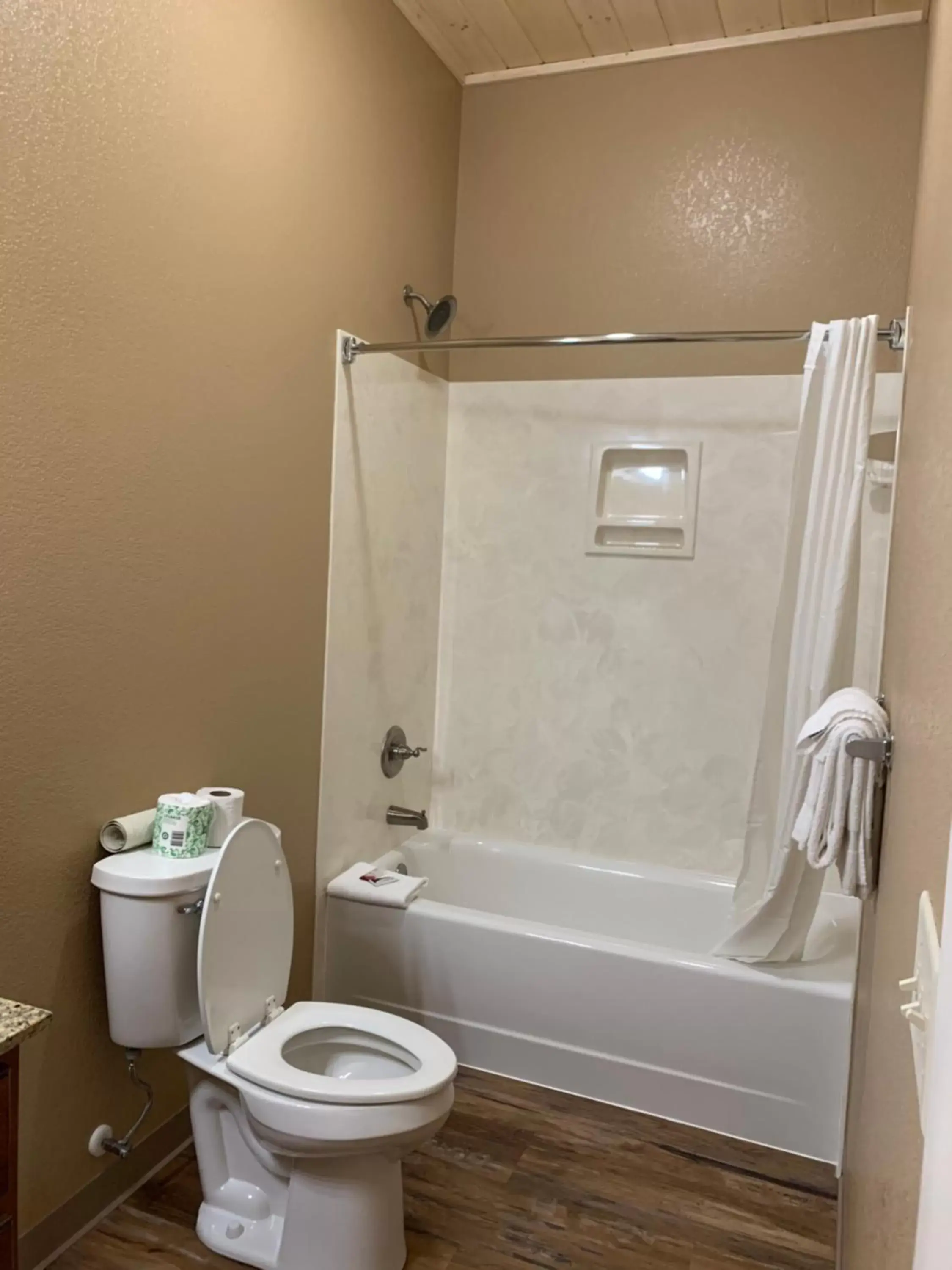 Bathroom in Carr's Northside Hotel and Cottages